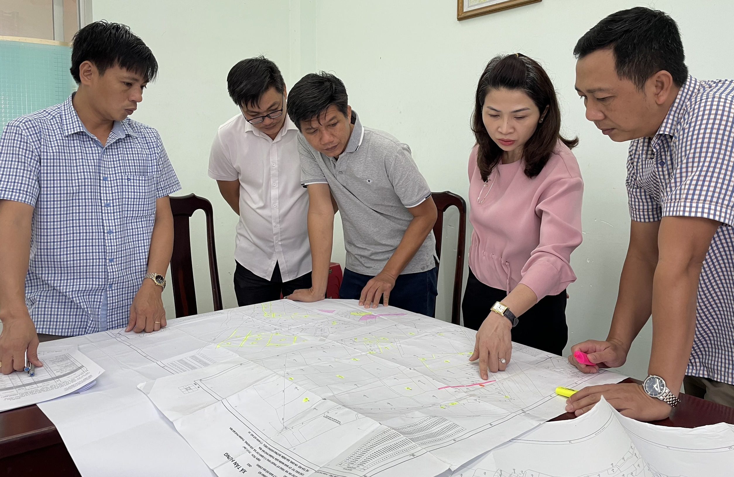Dự án đầu tư xây dựng Hạ tầng kỹ thuật Khu tái định cư xã Tân Hưng có tổng diện tích phải thu hồi 77.461 m2 với 122 hộ dân bị ảnh hưởng. 