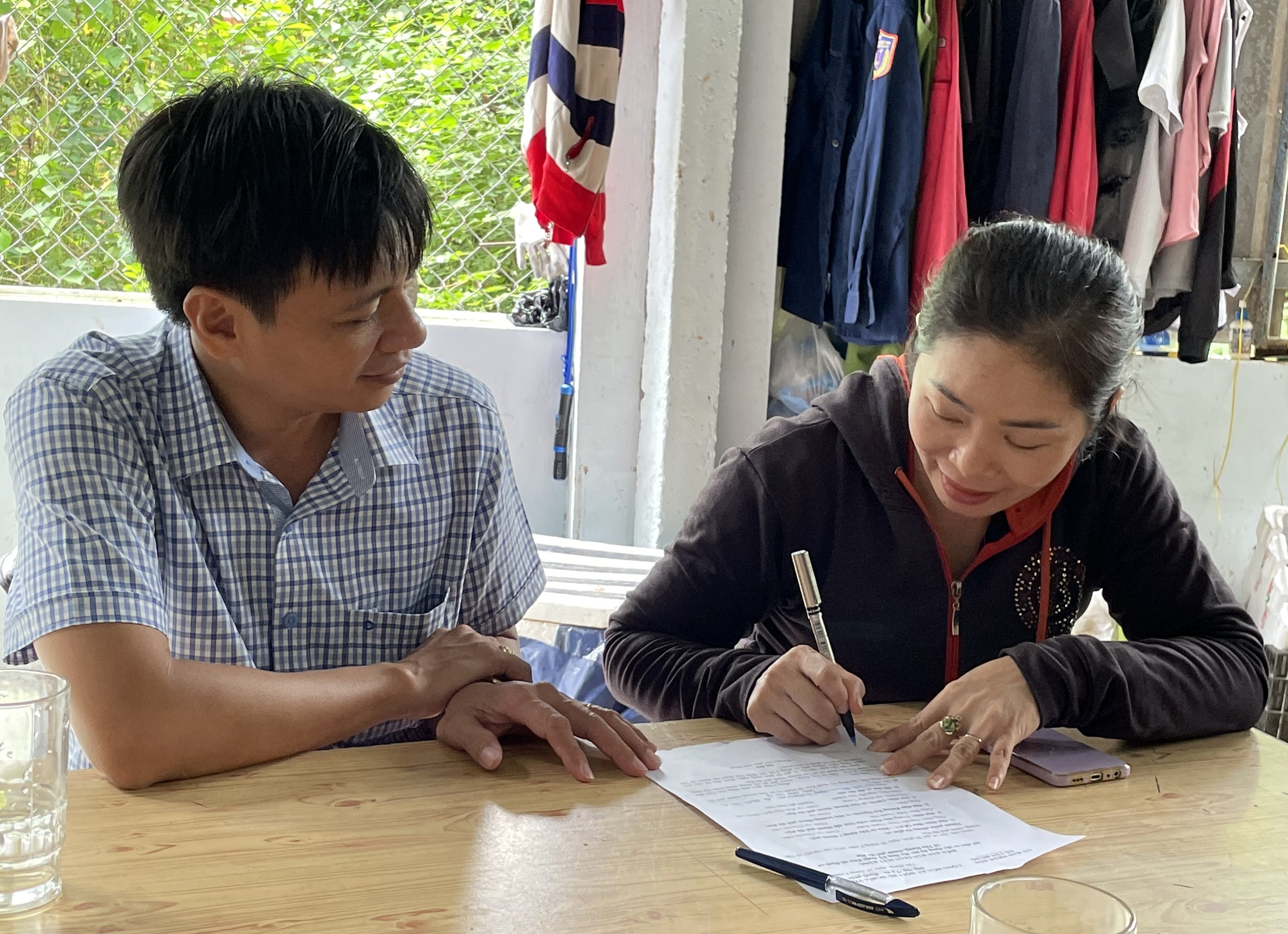 Sau khi được tuyên truyền, vận động và giải thích rõ, các hộ dân đồng ý ký biên bản bàn giao mặt bằng
