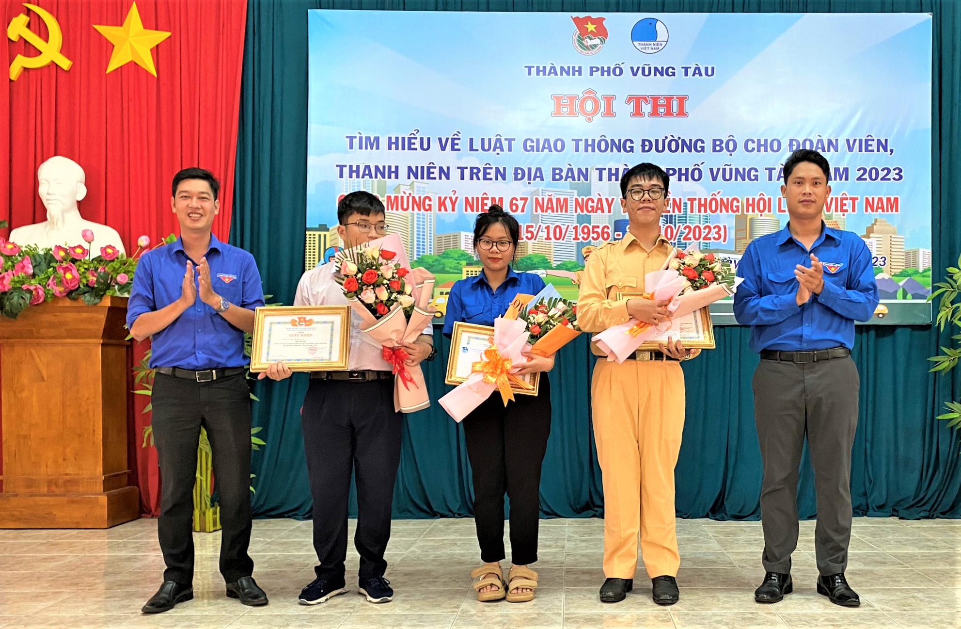Thành Đoàn Vũng Tàu trao giải Nhất, Nhì, Ba cho các đội xuất sắc tham gia hội thi.