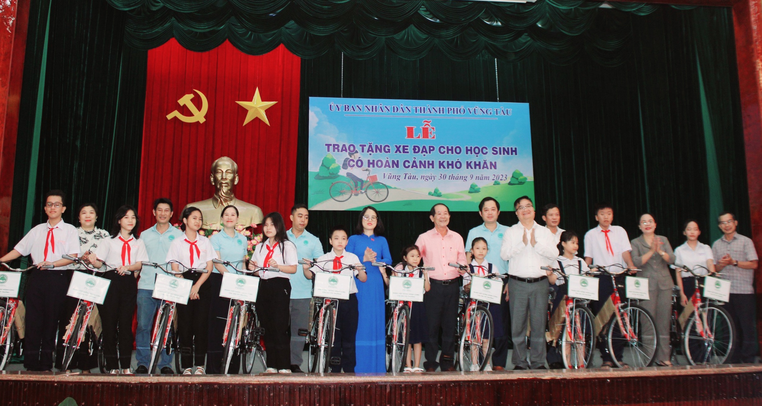 Lãnh đạo TP. Vũng Tàu và đại diện Công ty Cổ phần Công nghệ Môi trường Nano Việt trao tặng xe đạp cho các em HS có hoàn cảnh khó khăn.