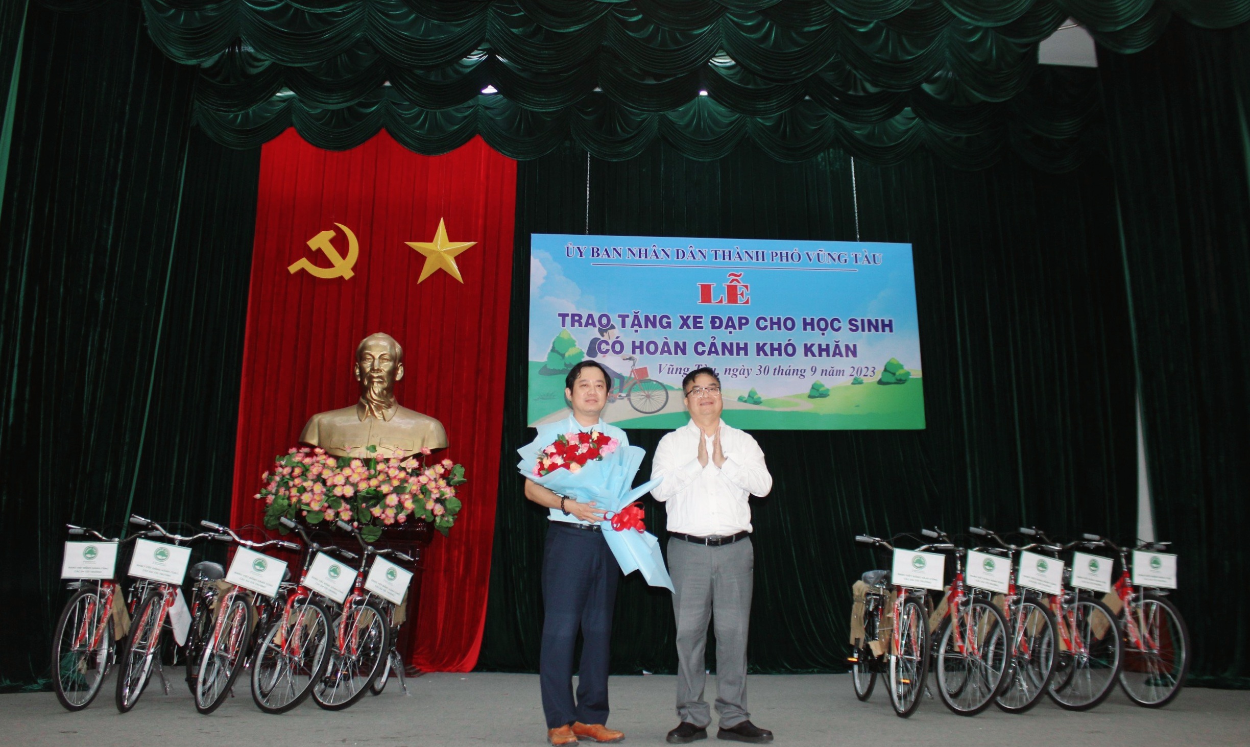 Ông Hoàng Vũ Thảnh tặng hoa tri ân nhà tài trợ.