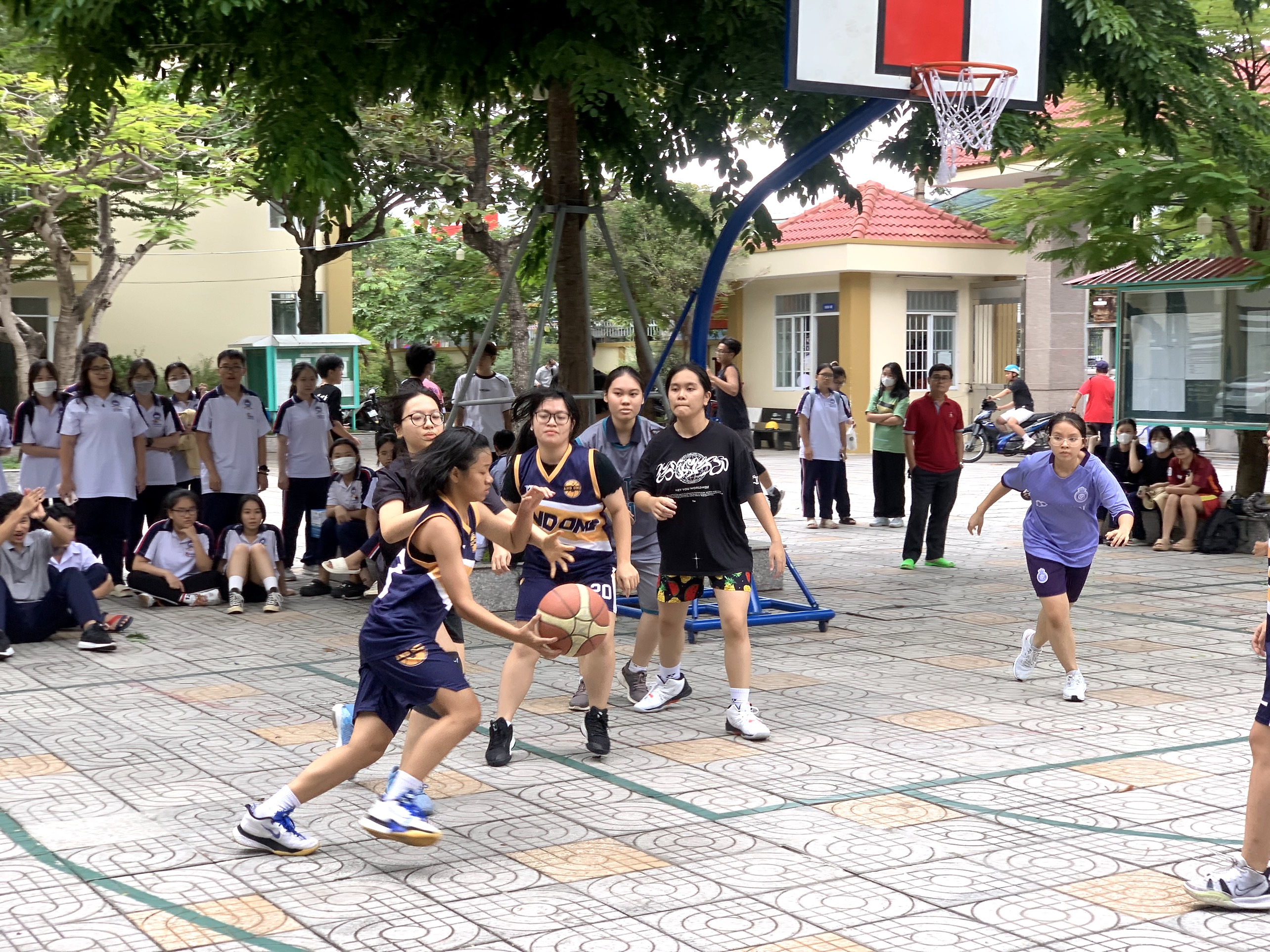 Học sinh Trường Trần Nguyên Hãn (TP.Vũng Tàu) thi đấu môn bóng rổ tại HKPĐ cấp trường.