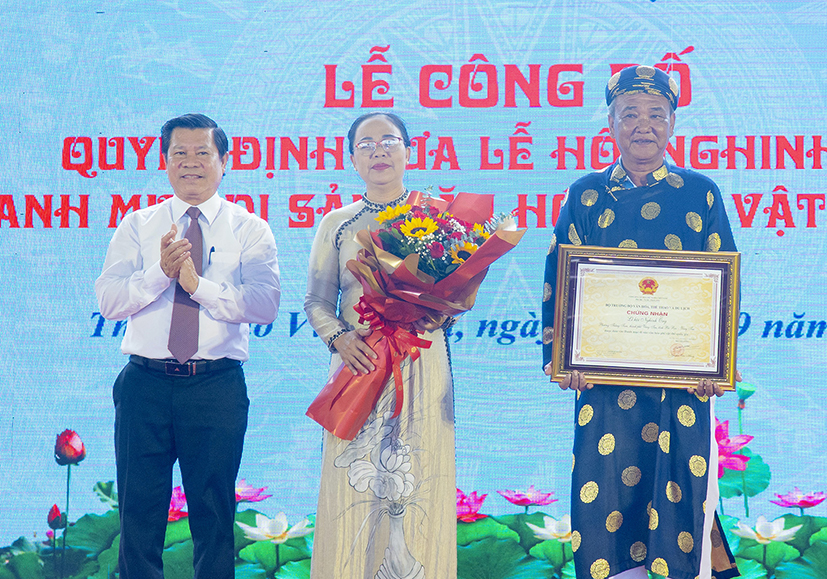 Thừa ủy quyền của Bộ VH-TT-DL, ông Nguyễn Văn Xinh, Ủy viên Ban Thường vụ, Trưởng Ban Tuyên giáo Tỉnh ủy trao Giấy chứng nhận cho Ban Quản lý đình thần Thắng Tam và tặng hoa chúc mừng lãnh đạo TP. Vũng Tàu. Ảnh: BẢO KHÁNH