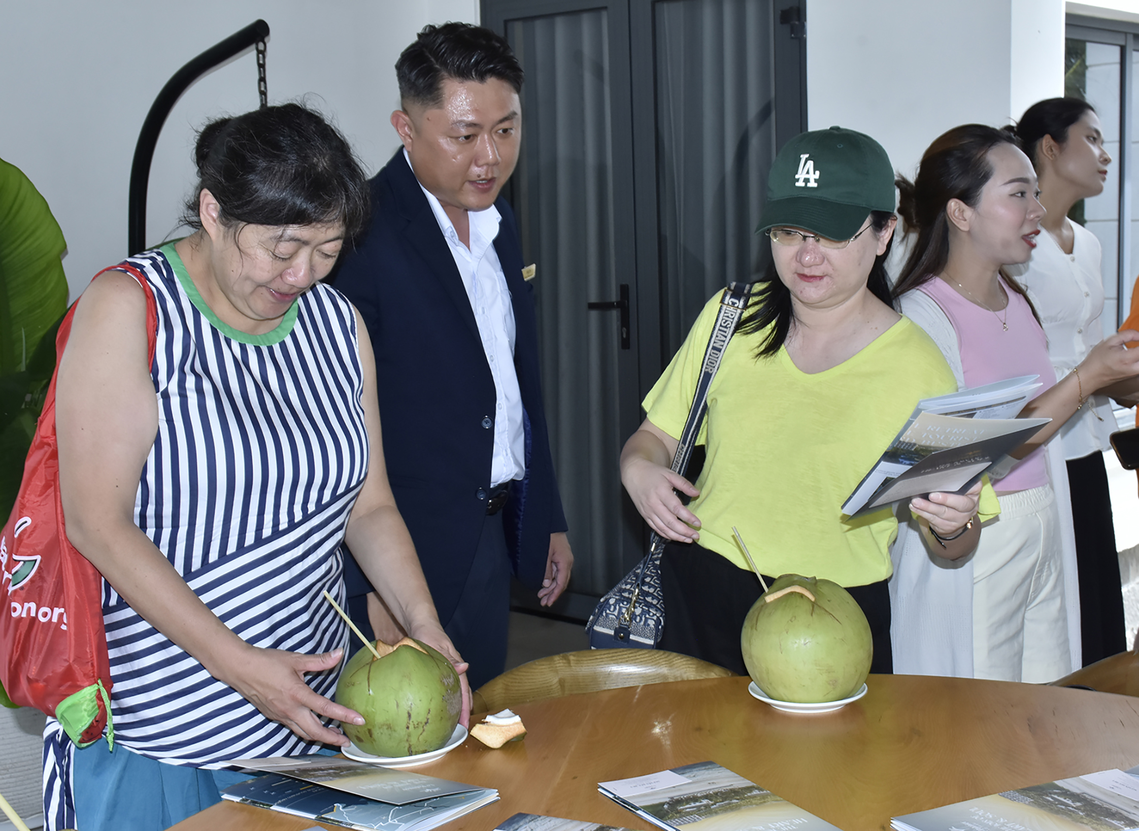 Đại diện DN lữ hành Nhật Bản, Trung Quốc thưởng thức nước dừa trồng tại Hồ Tràm.