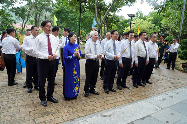 Lãnh đạo Trung ương, lãnh đạo tỉnh dâng hương tưởng niệm tại mộ cố Tổng Bí thư Lê Hồng Phong trong khuôn viên nghĩa trang Hàng Dương, Côn Đảo.
