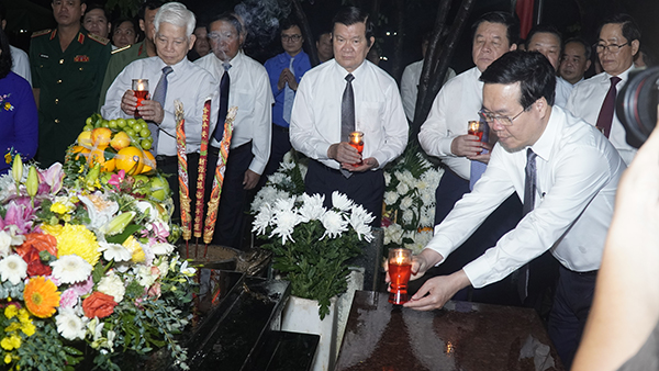 Lãnh đạo Trung ương, lãnh đạo tỉnh và cựu tù Côn Đảo thắp nến tưởng nhớ, tri ân anh hùng liệt sĩ tại Nghĩa trang Hàng Dương dịp Lễ Giỗ 27/7/2023.