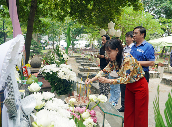 Lãnh đạo Báo Bà Rịa-Vũng Tàu dâng hương tưởng niệm tại mộ nữ Anh hùng liệt sĩ Võ Thị Sáu, Côn Đảo.