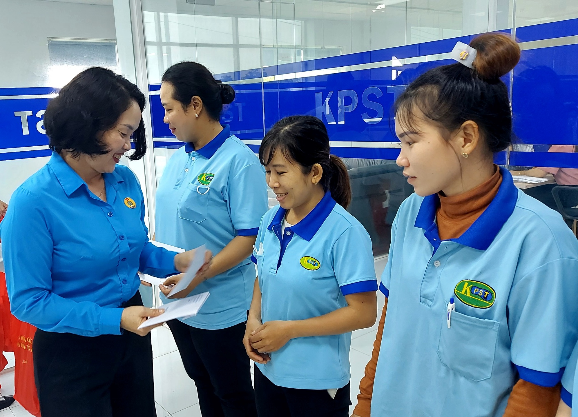 Bà Tạ Thị Hồng Hà, Phó Chủ tịch Thường trực LĐLĐ tỉnh tặng quà cho đoàn viên, người lao động làm việc tại DN trên địa bàn huyện Đất Đỏ
