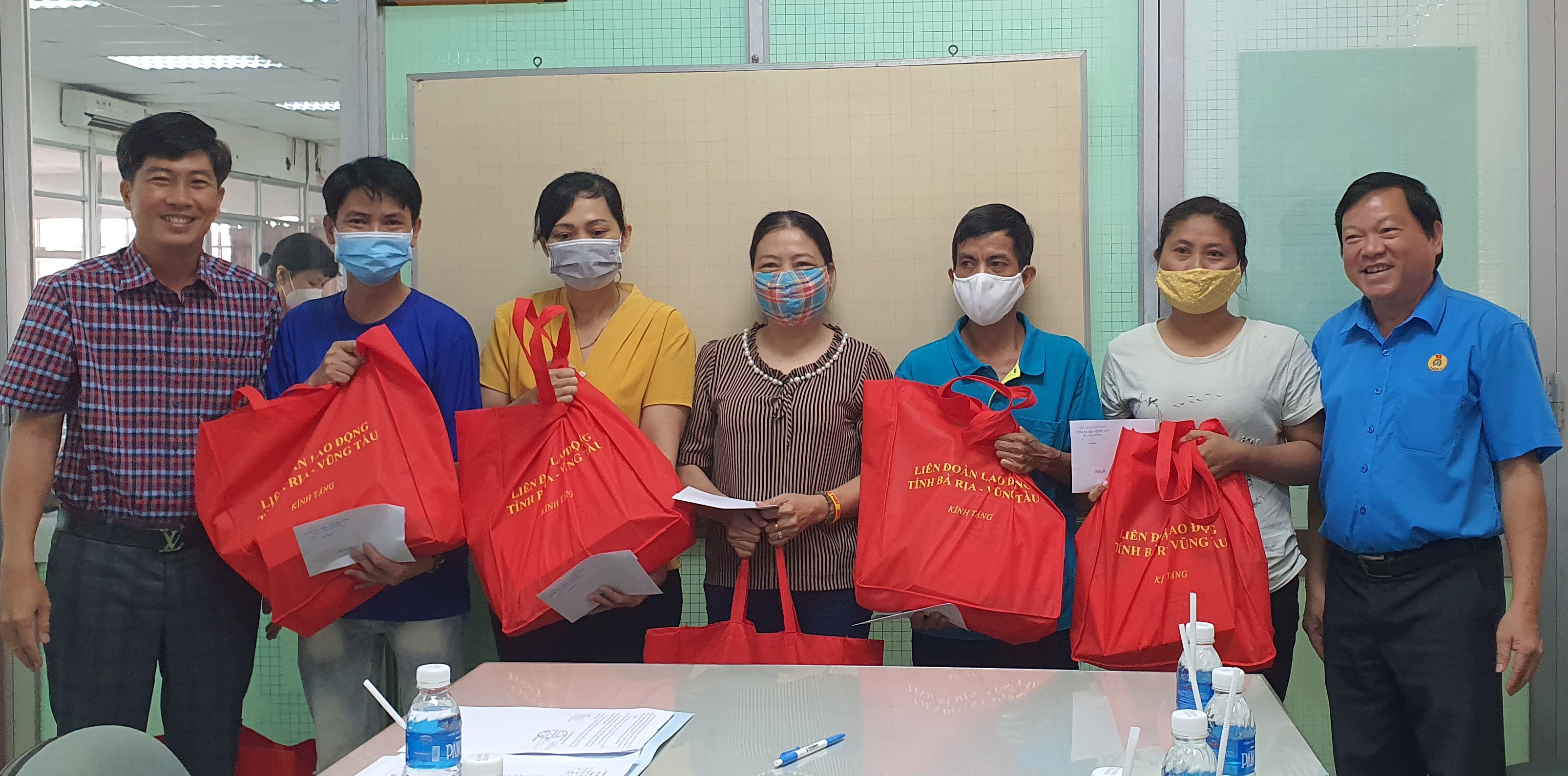 Đại diện LĐLĐ tỉnh tặng quà cho người lao động khó khăn tại Công ty TNHH Hikosen Cara (KCN Đông Xuyên, TP.Vũng Tàu)