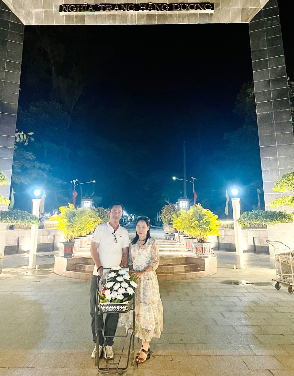 Người dân dâng hoa viếng Nghĩa trang Hoàng Dương (Côn Đảo).
