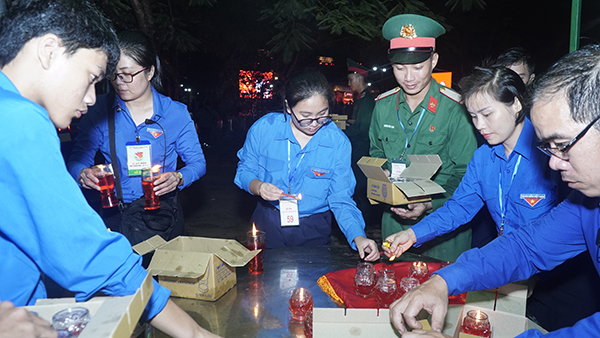 ĐVTN thắp nến tưởng nhớ, tri ân anh hùng liệt sĩ tại Nghĩa trang Hàng Dương (Côn Đảo) dịp Lễ Giỗ 27/7/2023.