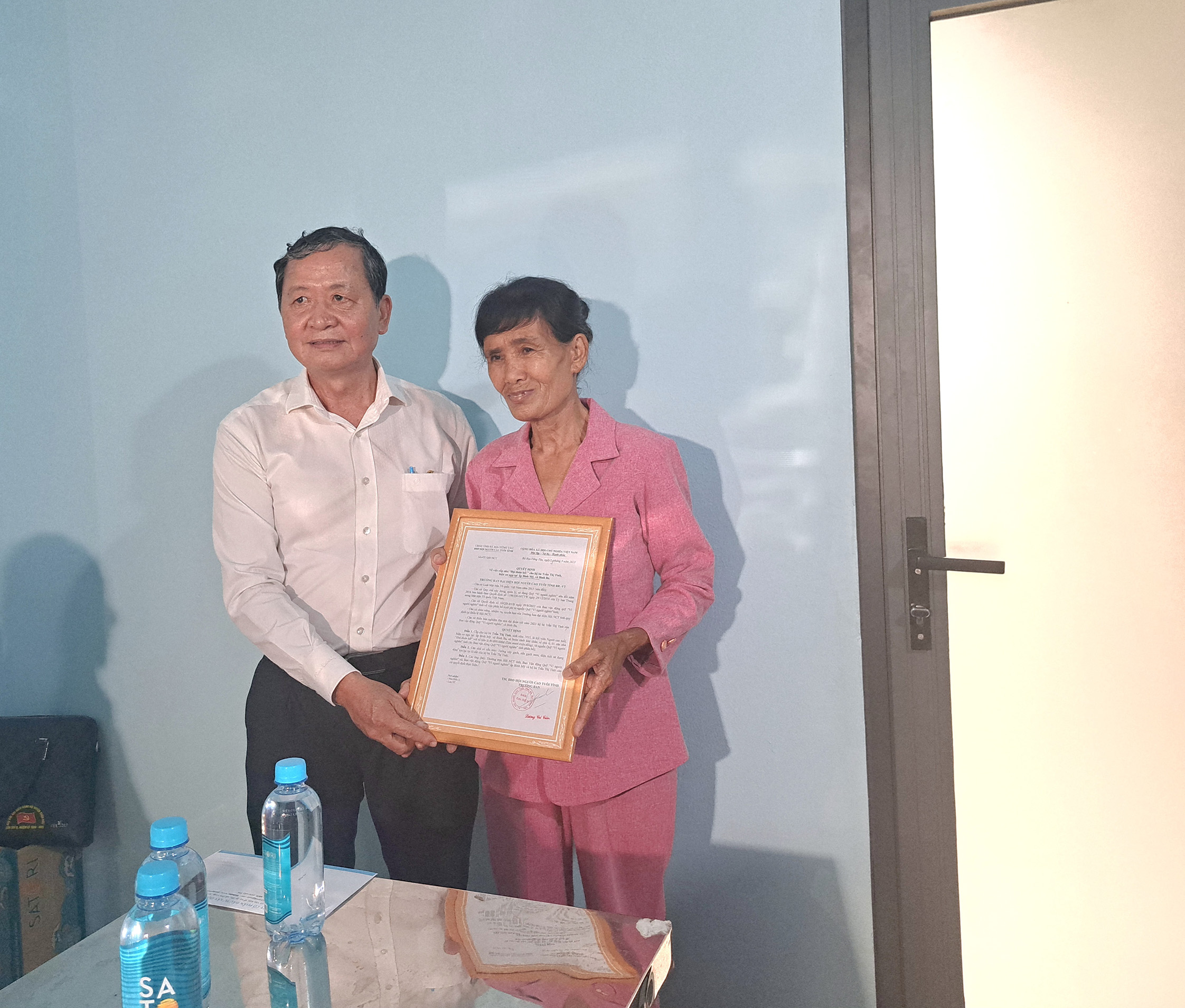 Ông Lương Trí Tiên, Trưởng Ban đại diện Hội NCT tỉnh trao QĐ bàn giao nhà cho bà Trần Thị Tình (xã Bình Ba, huyện Châu Đức).