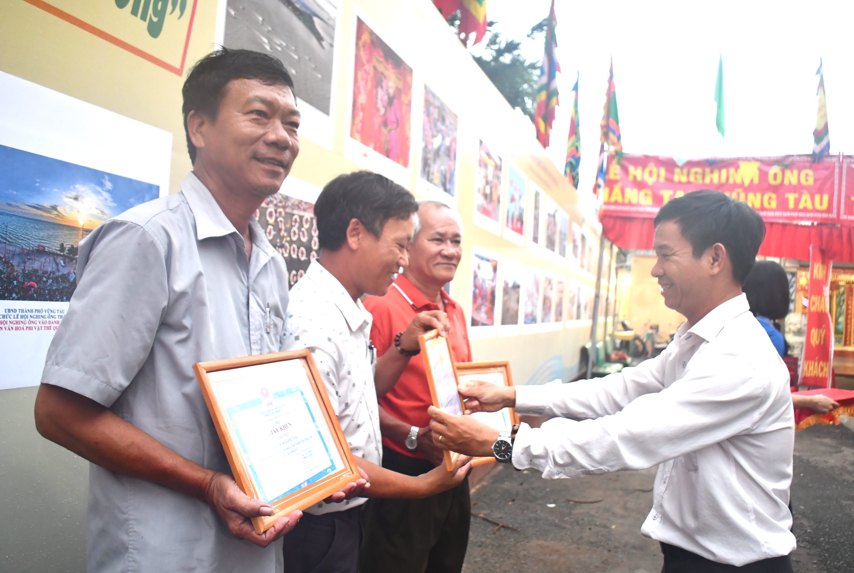 Ông Lê Anh Quỳnh, Phó Giám đốc Trung tâm Văn hóa Thông tin Thể thao TP. Vũng Tàu trao giải Nhất đến tác giả Nguyễn Ngọc Khởi.