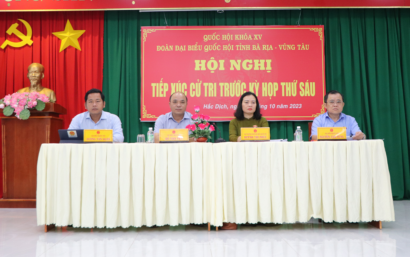 Các đại biểu Quốc hội tại buổi TXCT.