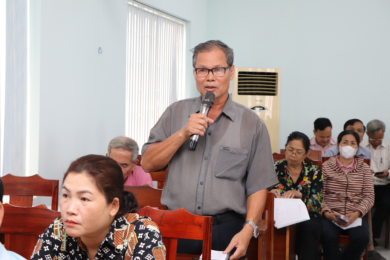 Cử tri Đặng Thế Công, xã Châu Pha nêu ý kiến về công tác Quản lý Nhà nước với vấn đề ô nhiễm tiếng ồn tại khu dân cư. 