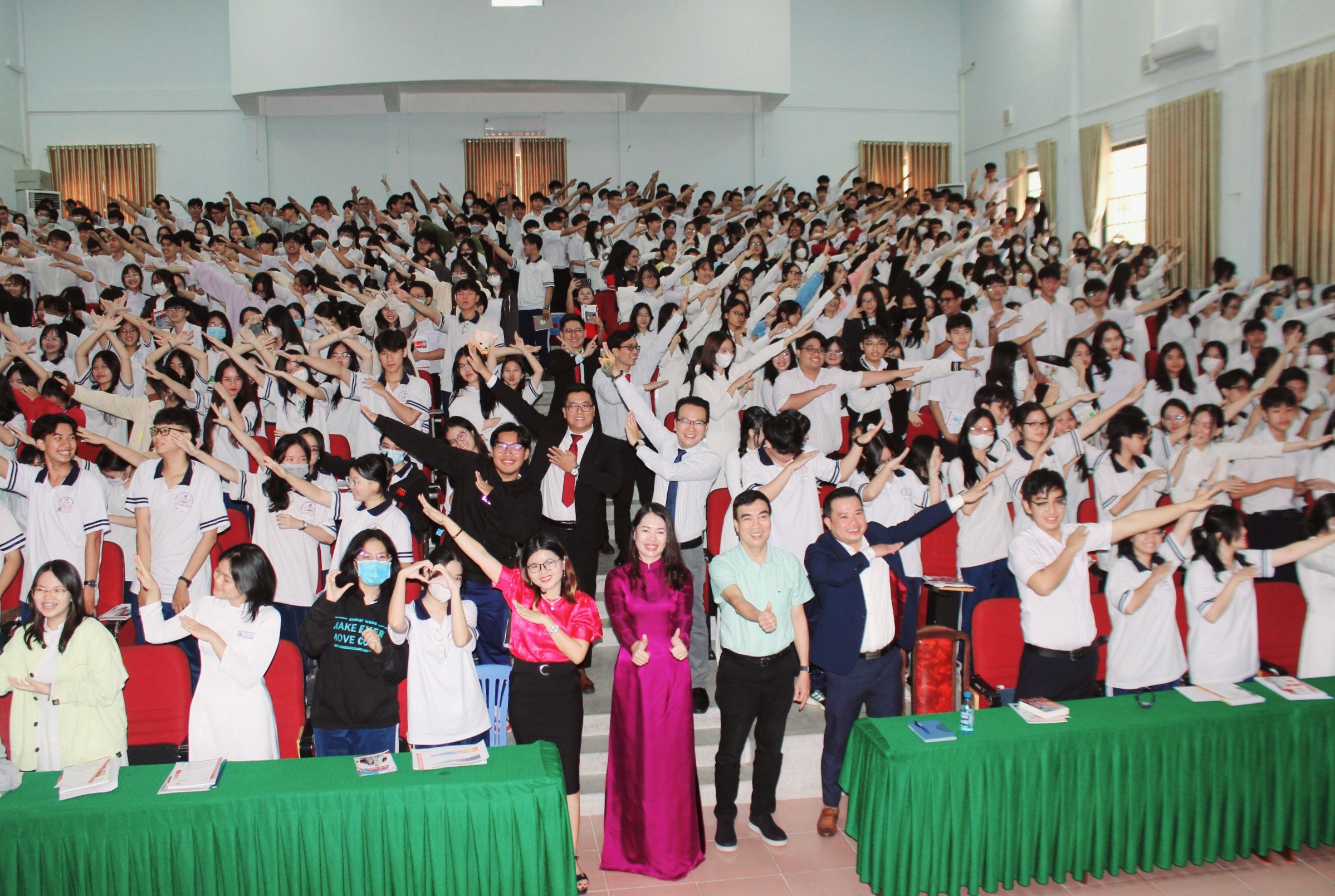 Hơn 600 HS Trường THPT Vũng Tàu tham dự chương trình.