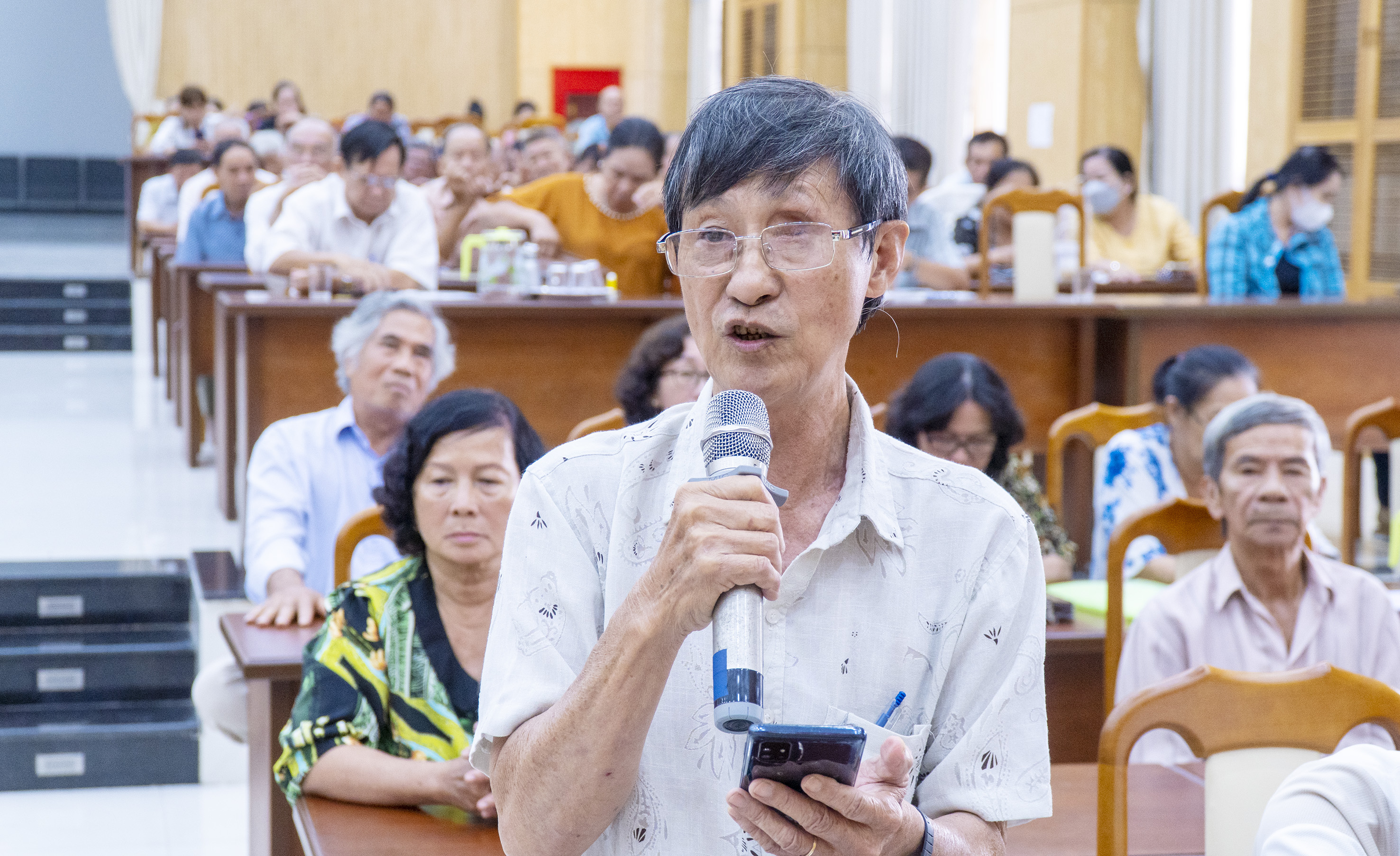 Cử tri Ngô Lương Kim (KP Long Tân, TT. Long Điền, huyện Long Điền) kiến nghị tăng cường công tác quản lý tàu thuyền, phát huy vai trò chung tay của ngư dân, các chủ DN thu mua, DN thủy hải sản trong phòng chống các hành vi vi phạm IUU. Ảnh: BẢO KHÁNH