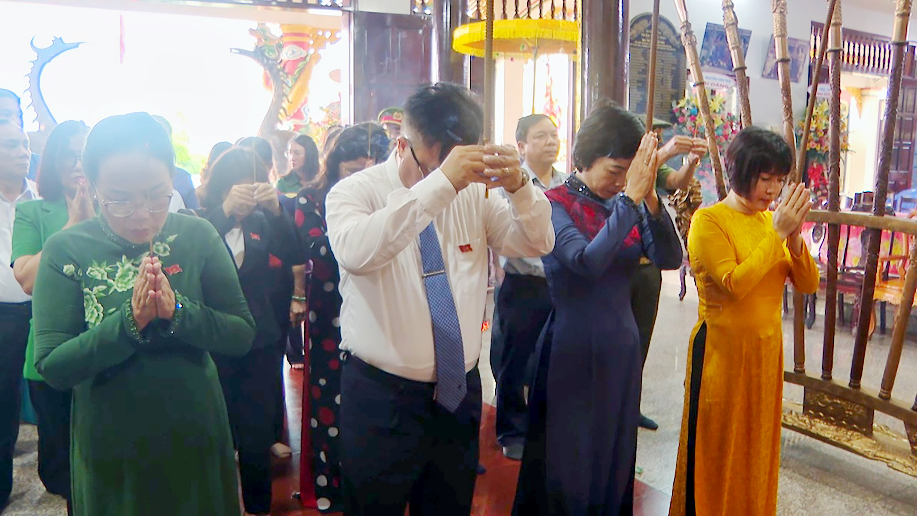 Lãnh đạo Thành ủy, HĐND, UBND, UBMTTQ Việt Nam TP. Vũng Tàu dâng hương tưởng nhớ công ơn to lớn của vị tướng tài kiệt xuất dân tộc Trần Hưng Đạo.
