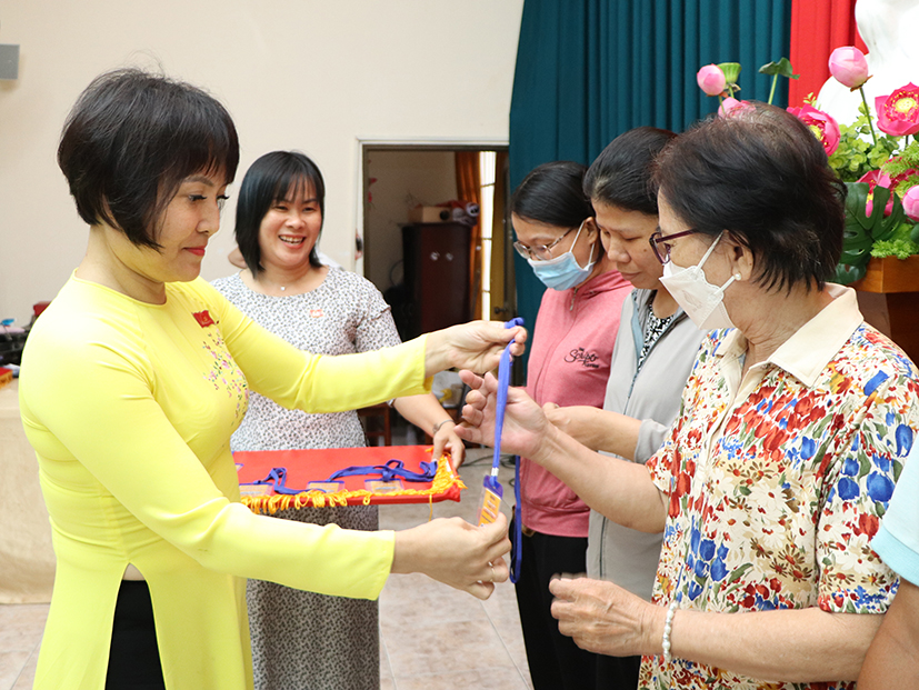 Bà Mai Ngọc Oanh, Chủ tịch UBMTTQ Việt Nam TP.Vũng Tàu trao tặng đến bệnh nhân khó khăn những Tấm vé nghĩa tình.