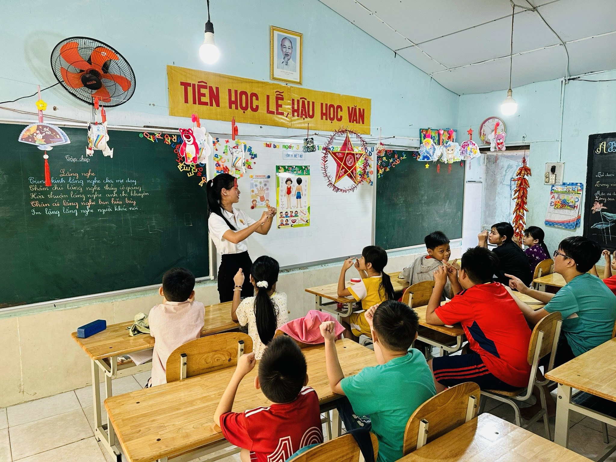Tuyên truyền viên Công an tỉnh chia sẻ kiến thức, kỹ năng tự bảo vệ bản thân để phòng chống xâm hại tình dục cho thiếu nhi tại lớp học tình thương.