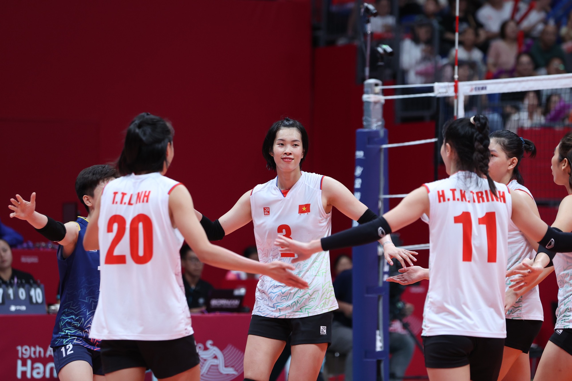 Thanh Thúy (giữa) cùng các đồng đội đã giải mã thành công ẩn số là đội Triều Triêu.
