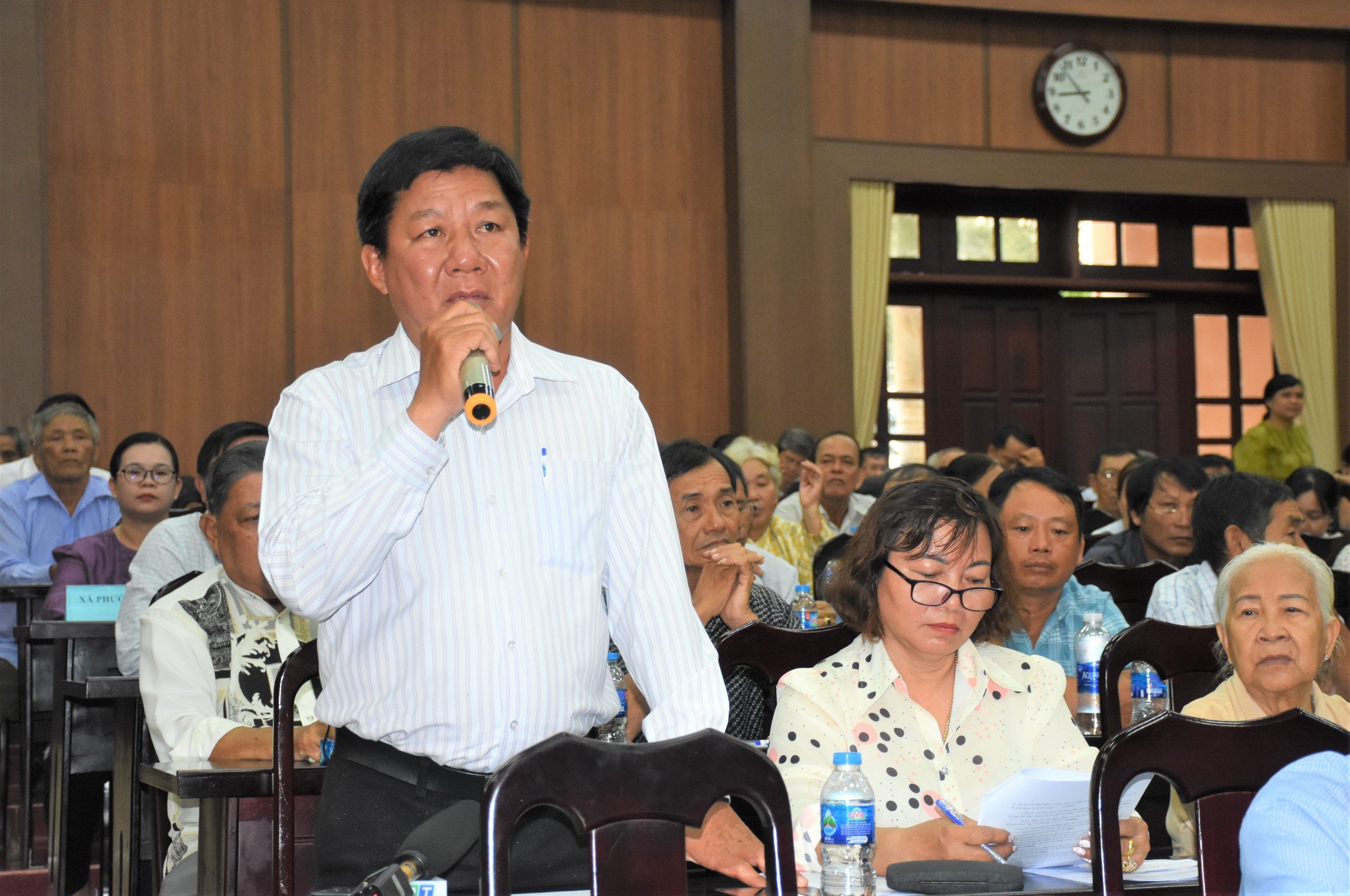 Cử tri Nguyễn Phúc Sinh (xã Long Tân, huyện Đất Đỏ) phản ánh giá vật tư nông nghiệp, các mặt hàng thiết yếu tăng cao ảnh hưởng trực tiếp đến người dân.