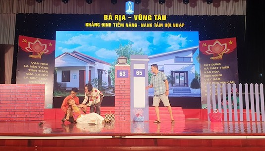 Các học viên biểu diễn bài tập tuyên truyền lưu động tại lễ tổng kết.