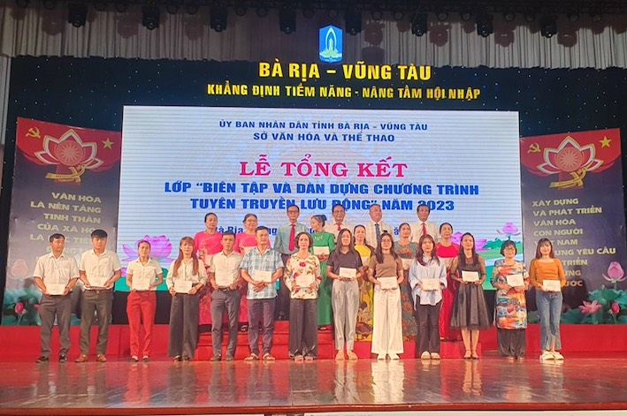 Ban Tổ chức trao giấy chứng nhận hoàn thành chương trình lớp bồi dưỡng đến các học viên