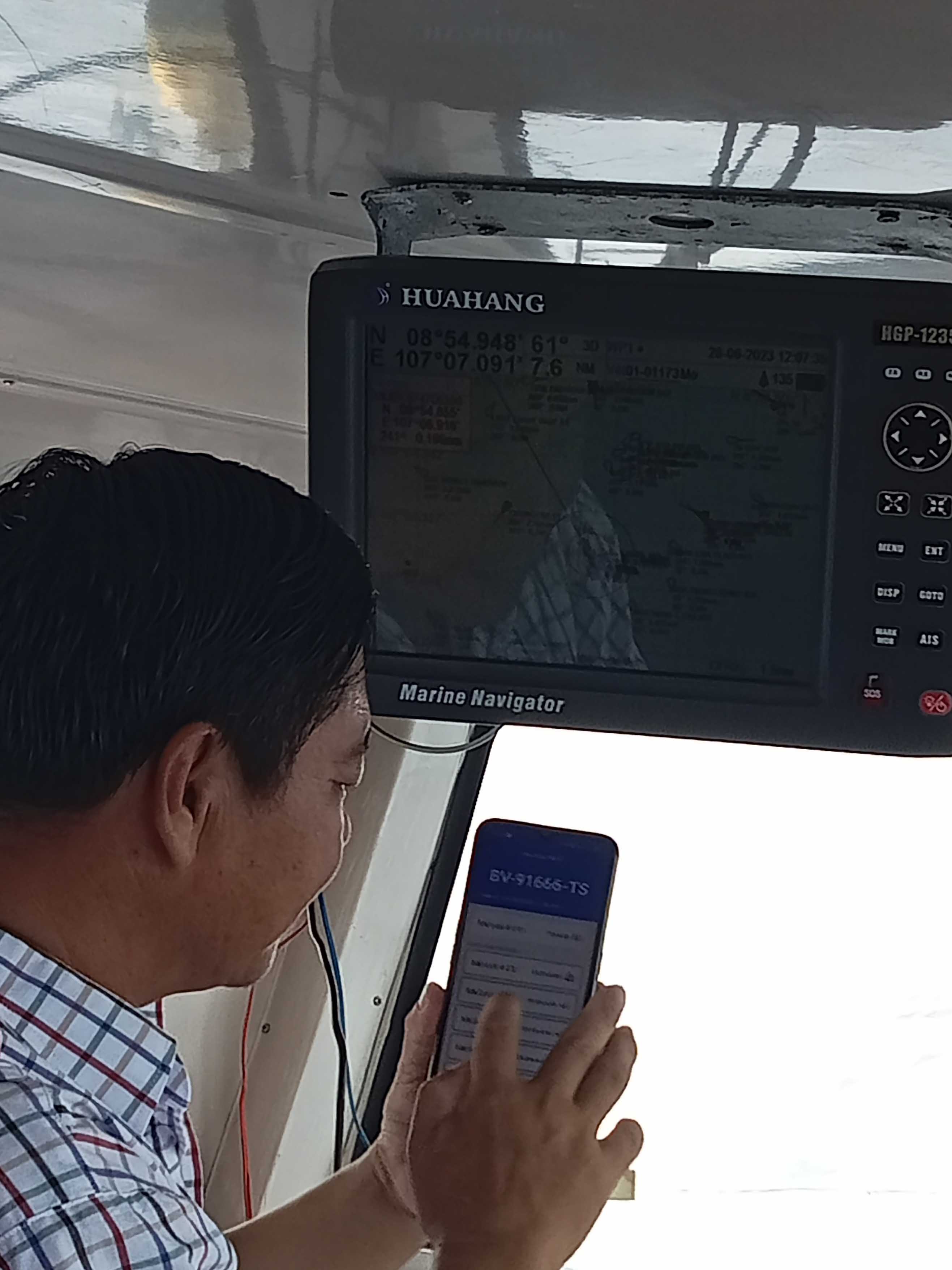 Ông Ngô Tám, thuyền trưởng tàu BV 91666 TS (TP.Vũng Tàu) ghi nhật ký điện tử quá trình đánh bắt hải sản trên biển của tàu cá.