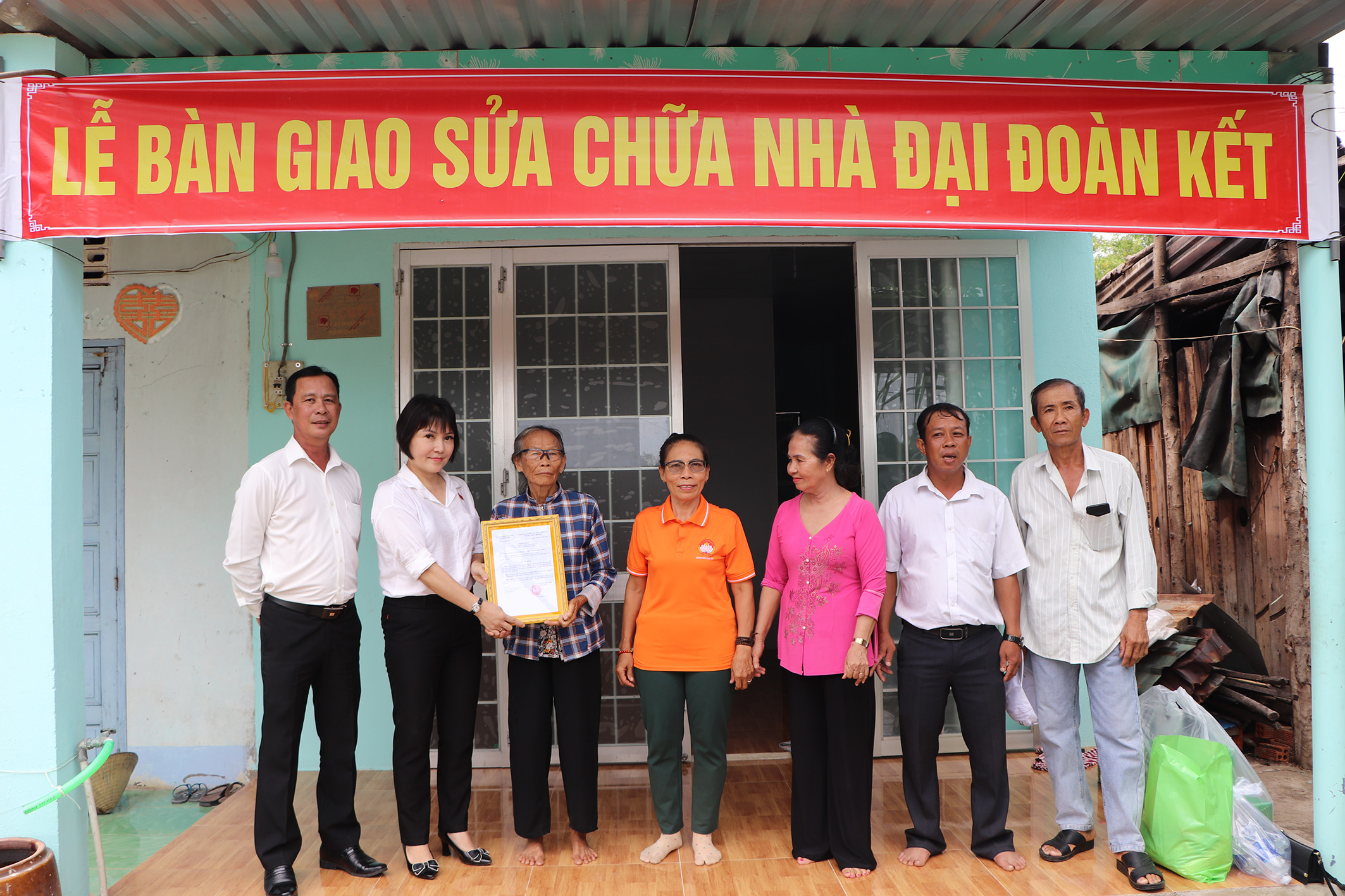 UBMTTQ Việt Nam TP.Vũng Tàu và xã Long Sơn bàn giao sửa chữa nhà đại đoàn kết cho bà Ngô Thị Sum (thôn 9, xã Long Sơn).