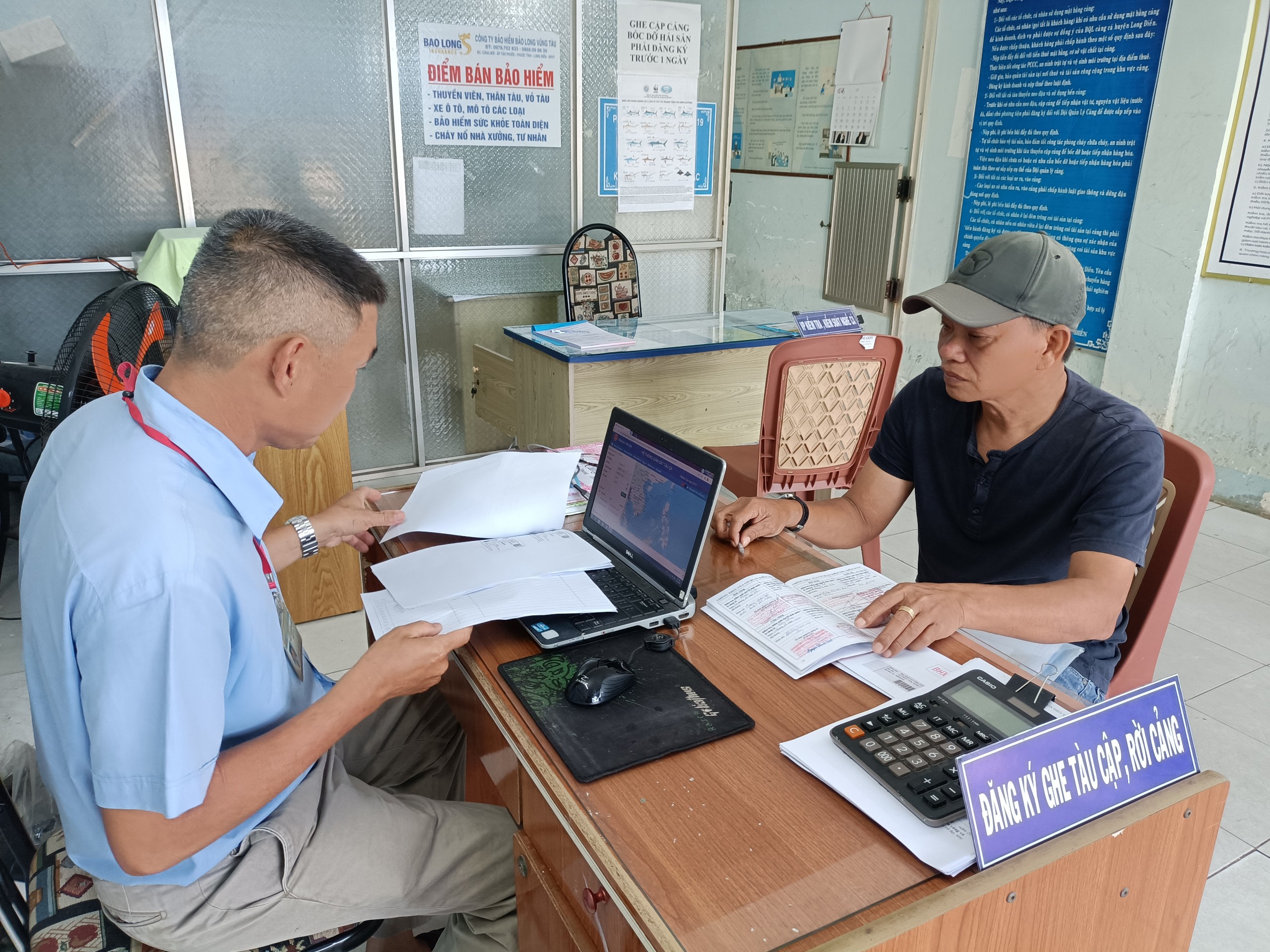 Nhân viên Văn phòng Đại diện nghề cá cảng Tân Phước (xã Phước Tỉnh, huyện Long Điền) kiểm tra giấy tờ, đối chiếu số lượng, tọa độ, thời gian hải sản khai thác theo nhật ký khai thác của tàu cá qua hệ thống giám sát hành trình. 
