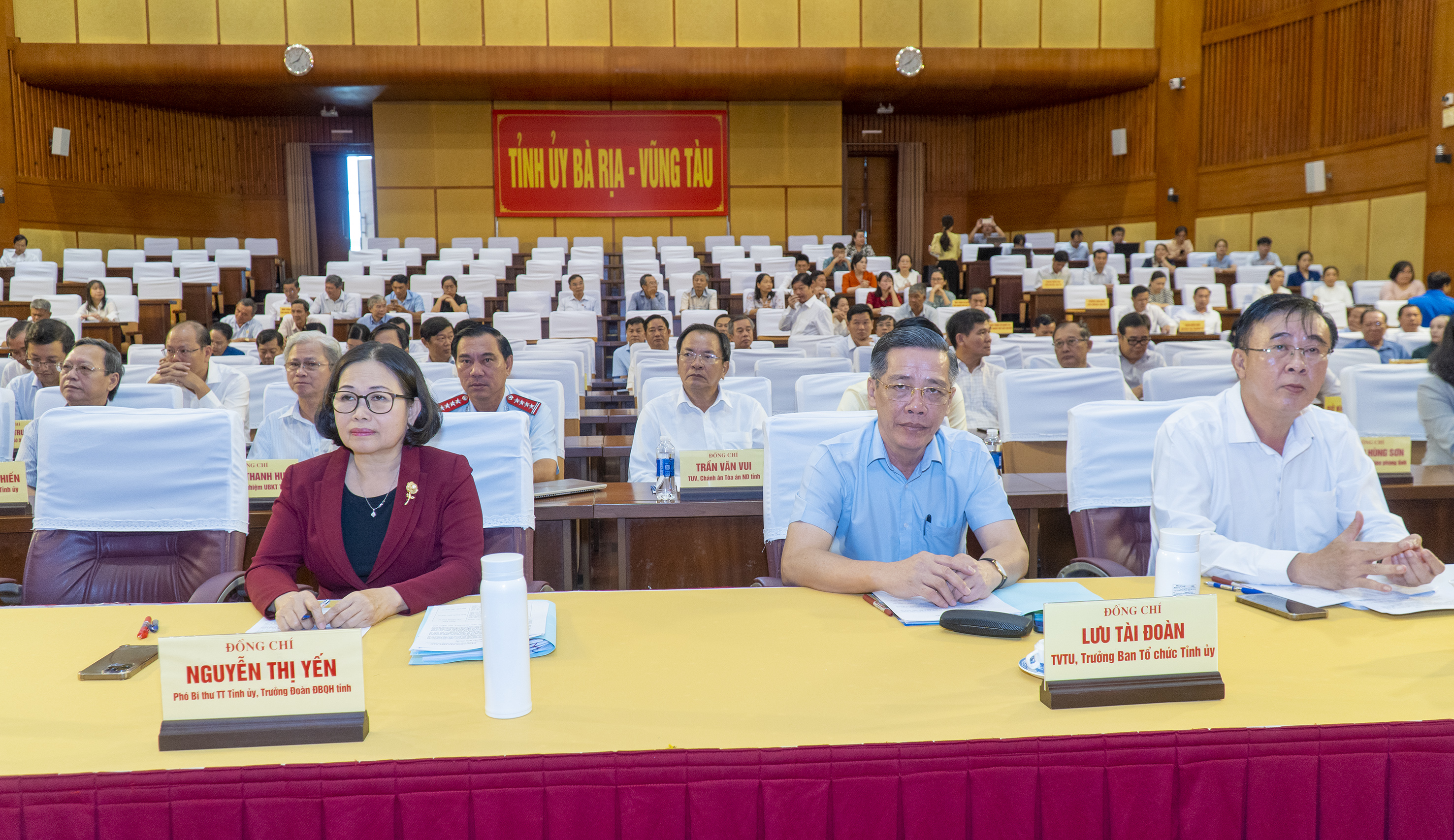 Bà Nguyễn Thị Yến, Phó Bí thư Thường trực Tỉnh ủy, Trưởng Đoàn ĐBQH tỉnh cùng lãnh đạo các Ban của Tỉnh ủy, lãnh đạo các sở, ngành, địa phương tham dự hội nghị.