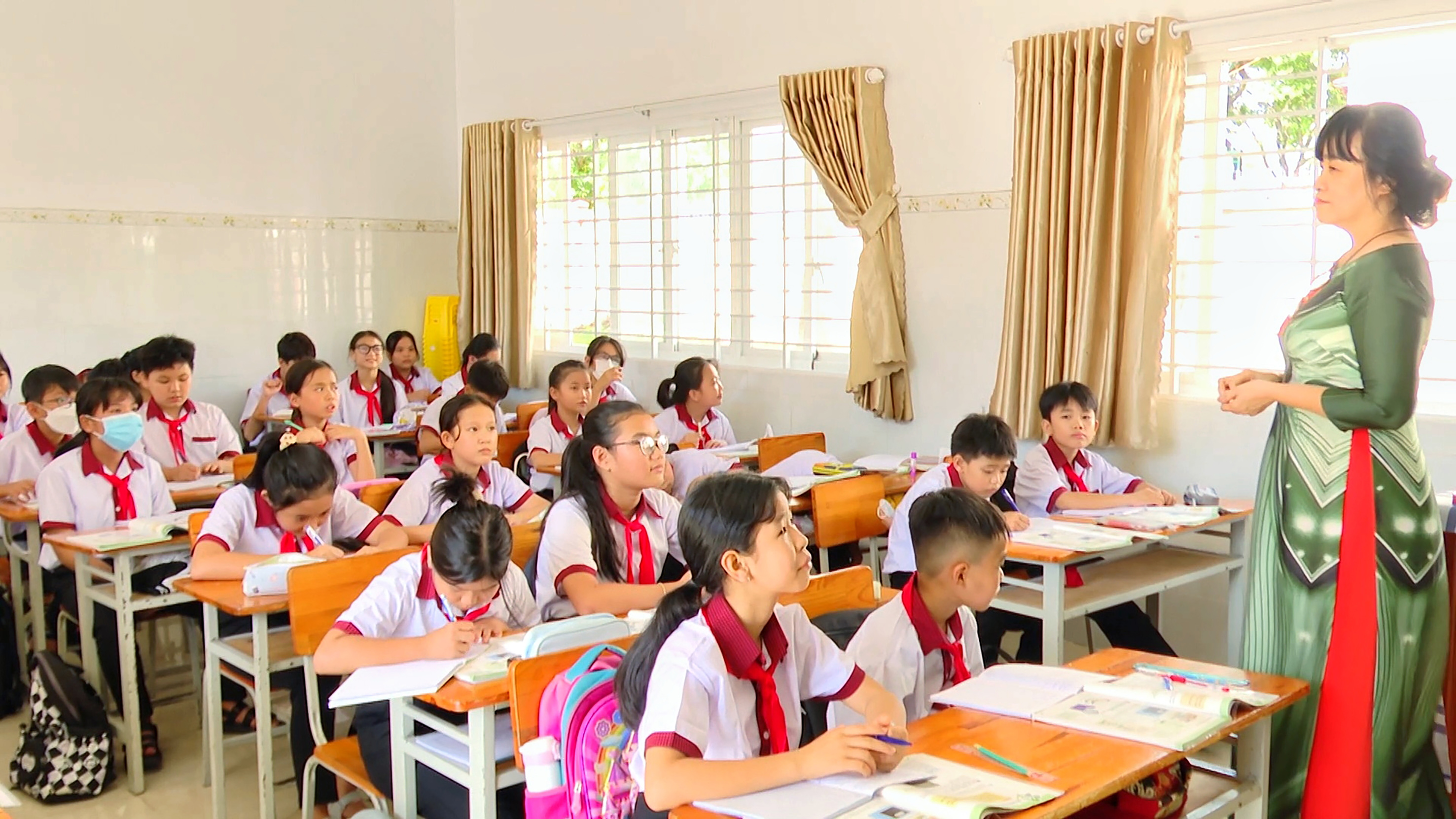 Cô và trò Trường THCS Phan Bội Châu (huyện Châu Đức) trong một tiết học.