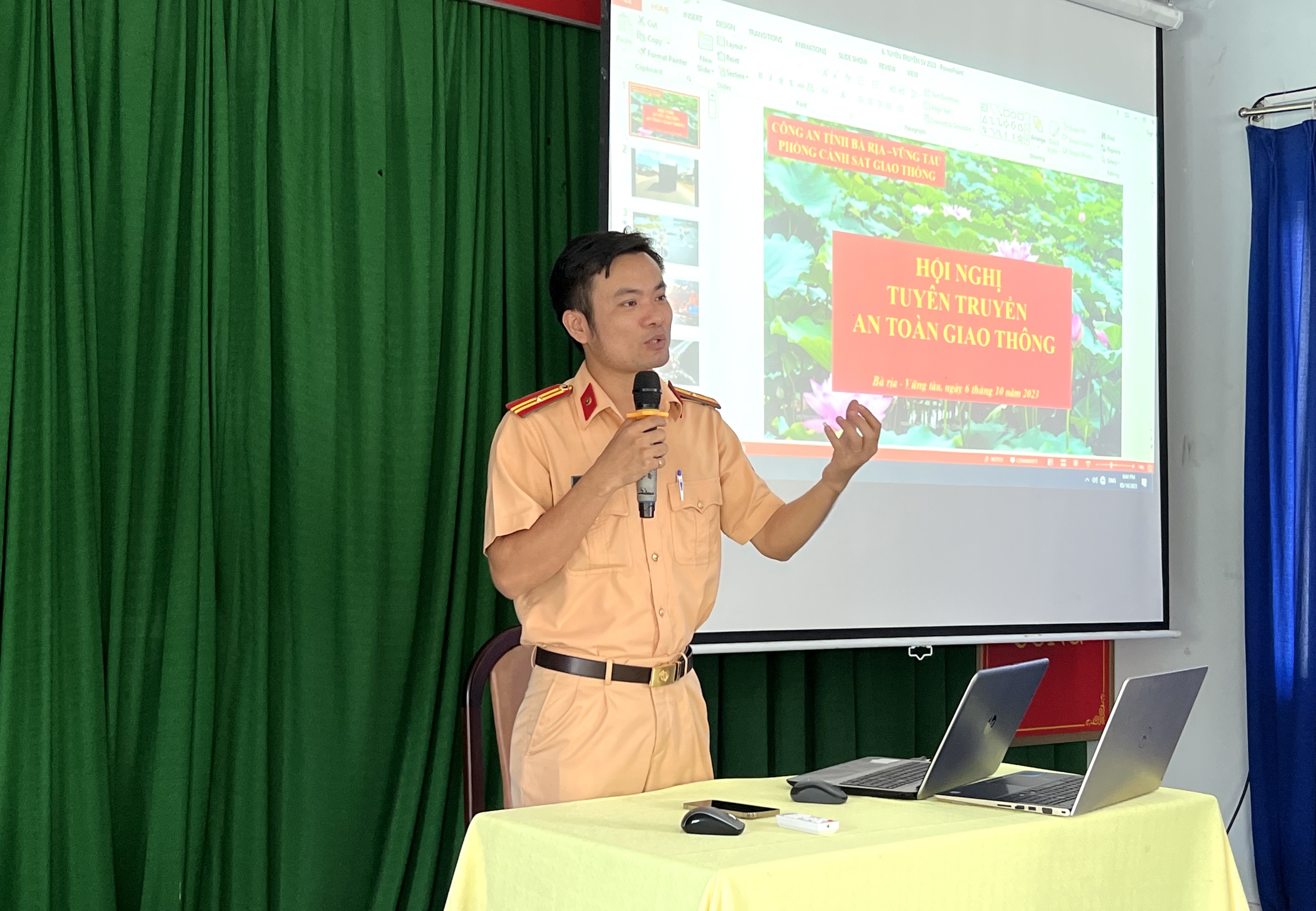 Cán bộ Phòng Cảnh sát giao thông - Công an tỉnh tuyên truyền cho học viên tại hội nghị.