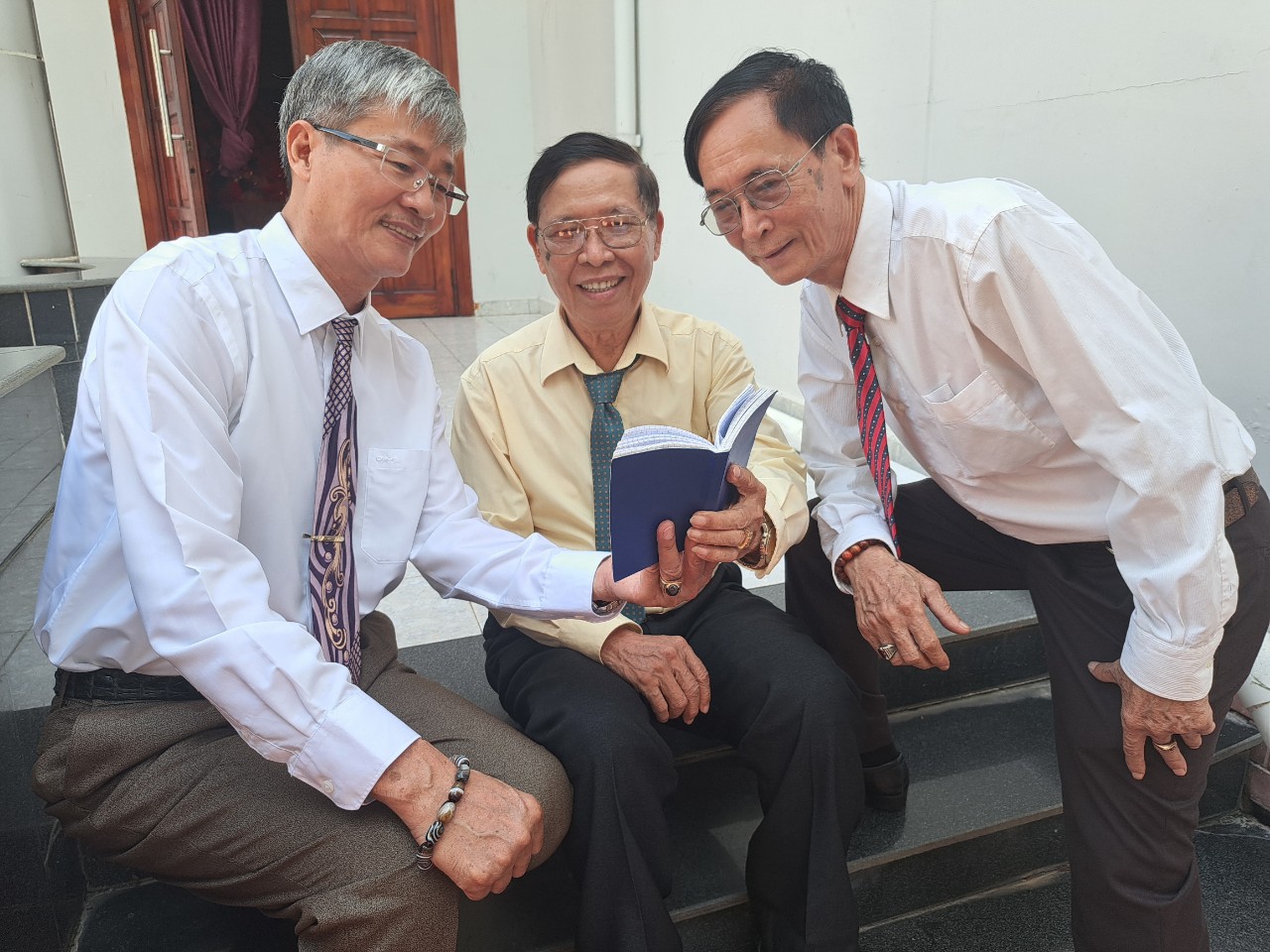 Ông Lê Vũ Thông (bìa giữa, chủ nhiệm CLB thơ Hương Biển) ngâm thơ cùng các hội viên.