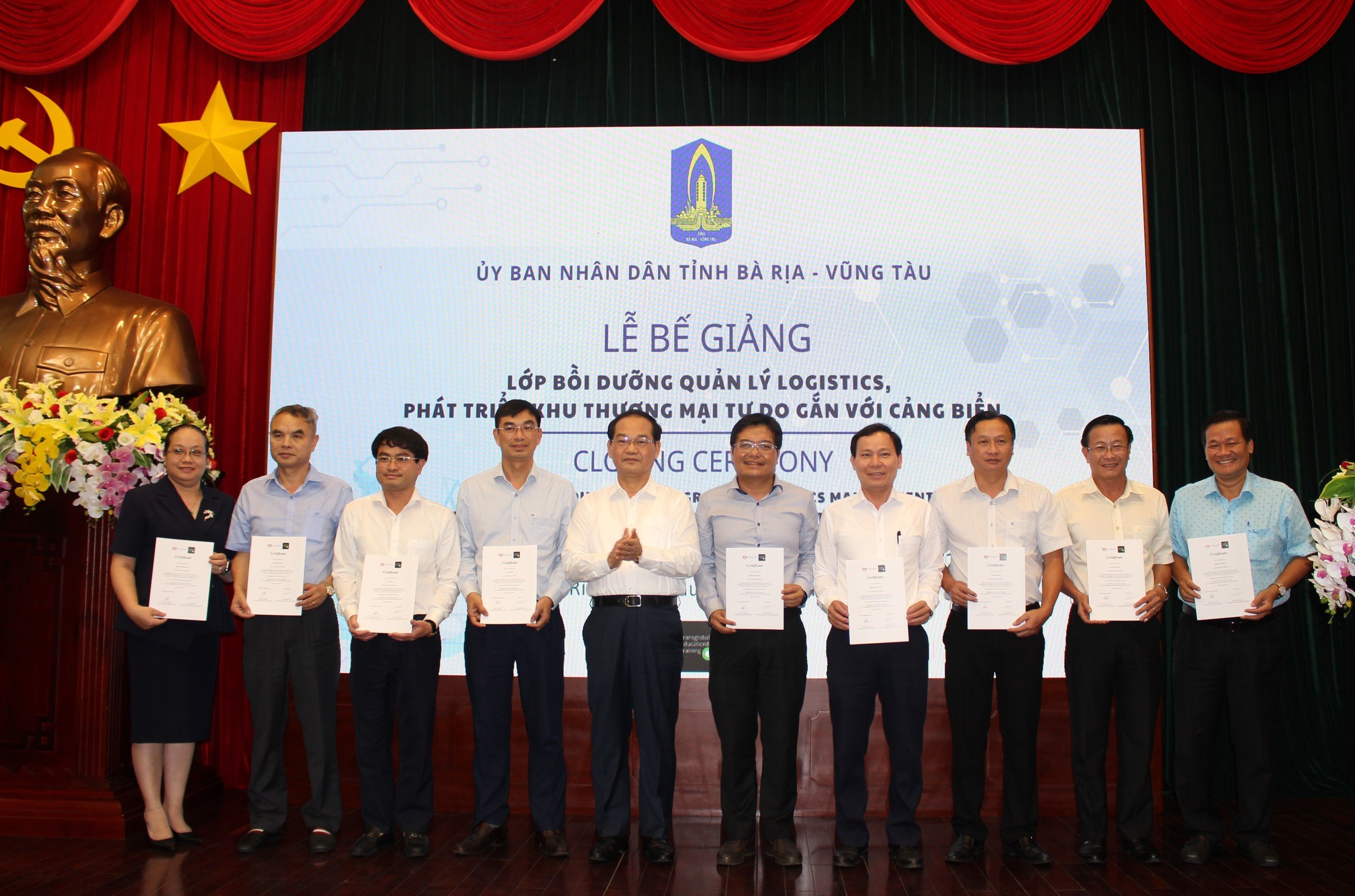 Ông Mai Ngọc Thuận, Phó Chủ tịch HĐND tỉnh trao chứng chỉ  cho các học viên.
