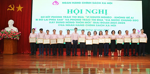 Ông Võ Văn Hoàng, Phó Giám đốc phụ trách NHCSXH tỉnh (thứ 6, bìa trái) nhận bằng khen vì đơn vị có thành tích trong phong trào thi đua “Cả nước chung sức xây dựng nông thôn mới” giai đoạn 2021 – 2023. 