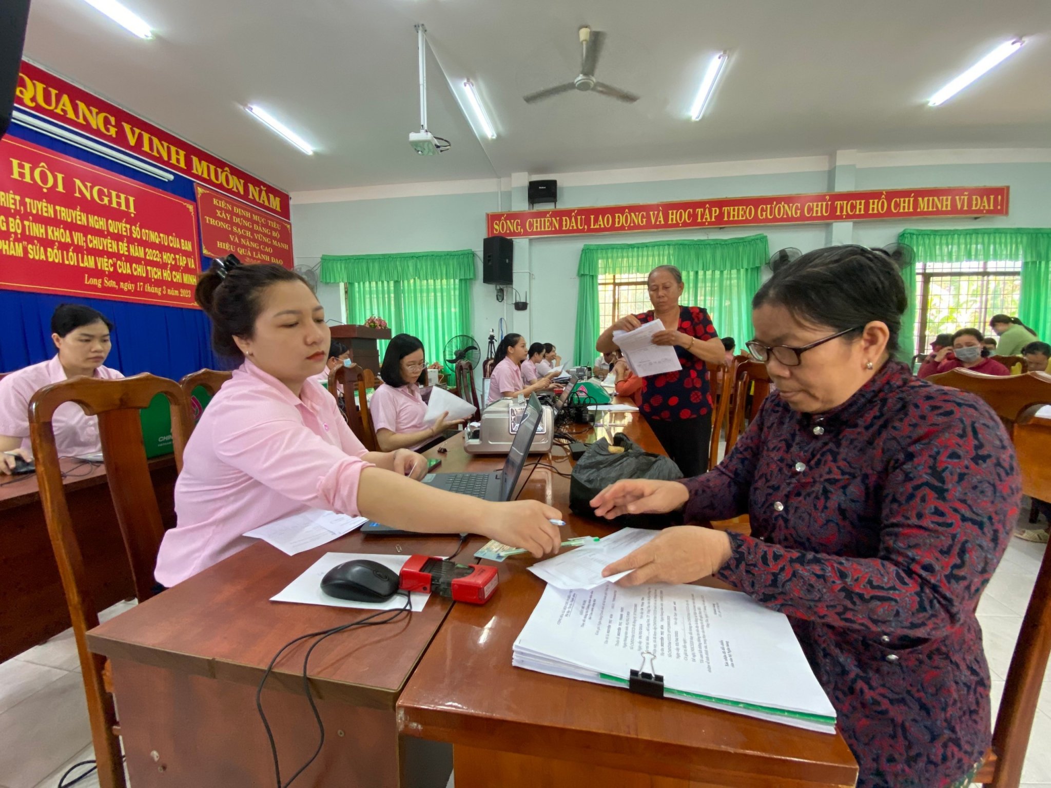Người dân xã Long Sơn,  TP. Vũng Tàu làm thủ tục vay vốn của NHCSXH.