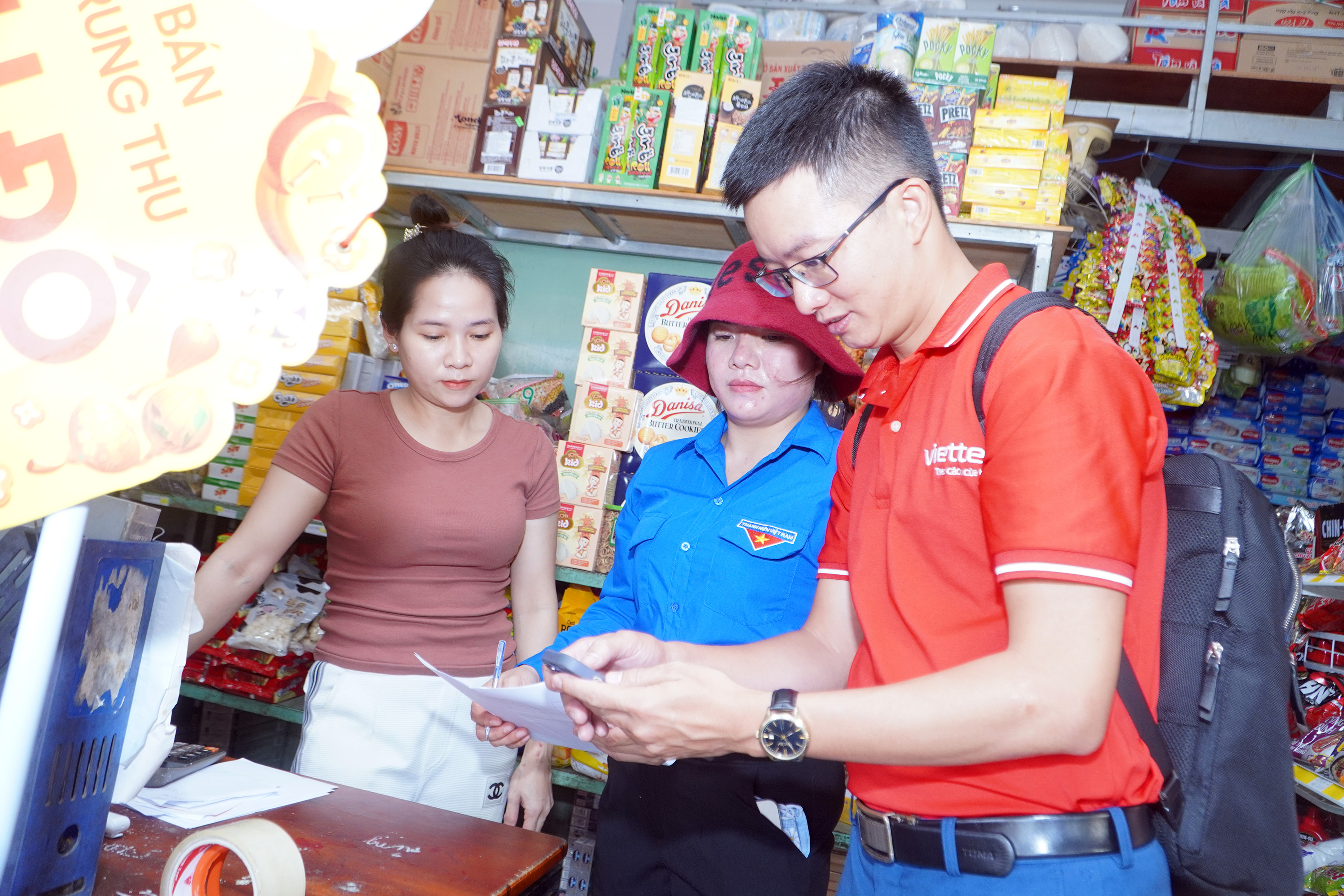 Nhân viên đơn vị viễn thông hướng dẫn tiểu Trung tâm thương mại thị trấn Ngãi Giao cài đặt ứng dụng ký điện tử.