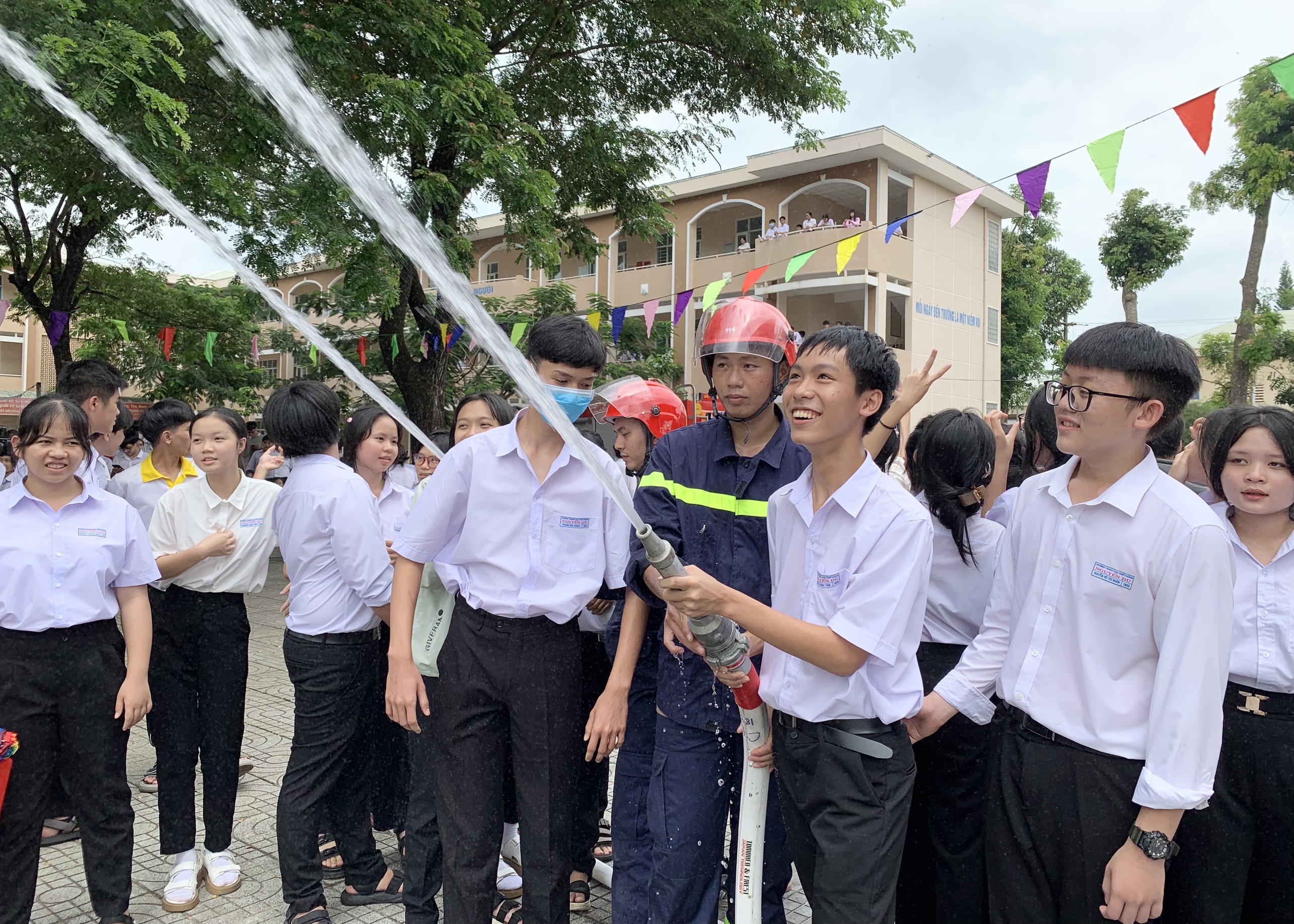 Học sinh được thực hành PCCC và CCCH.
