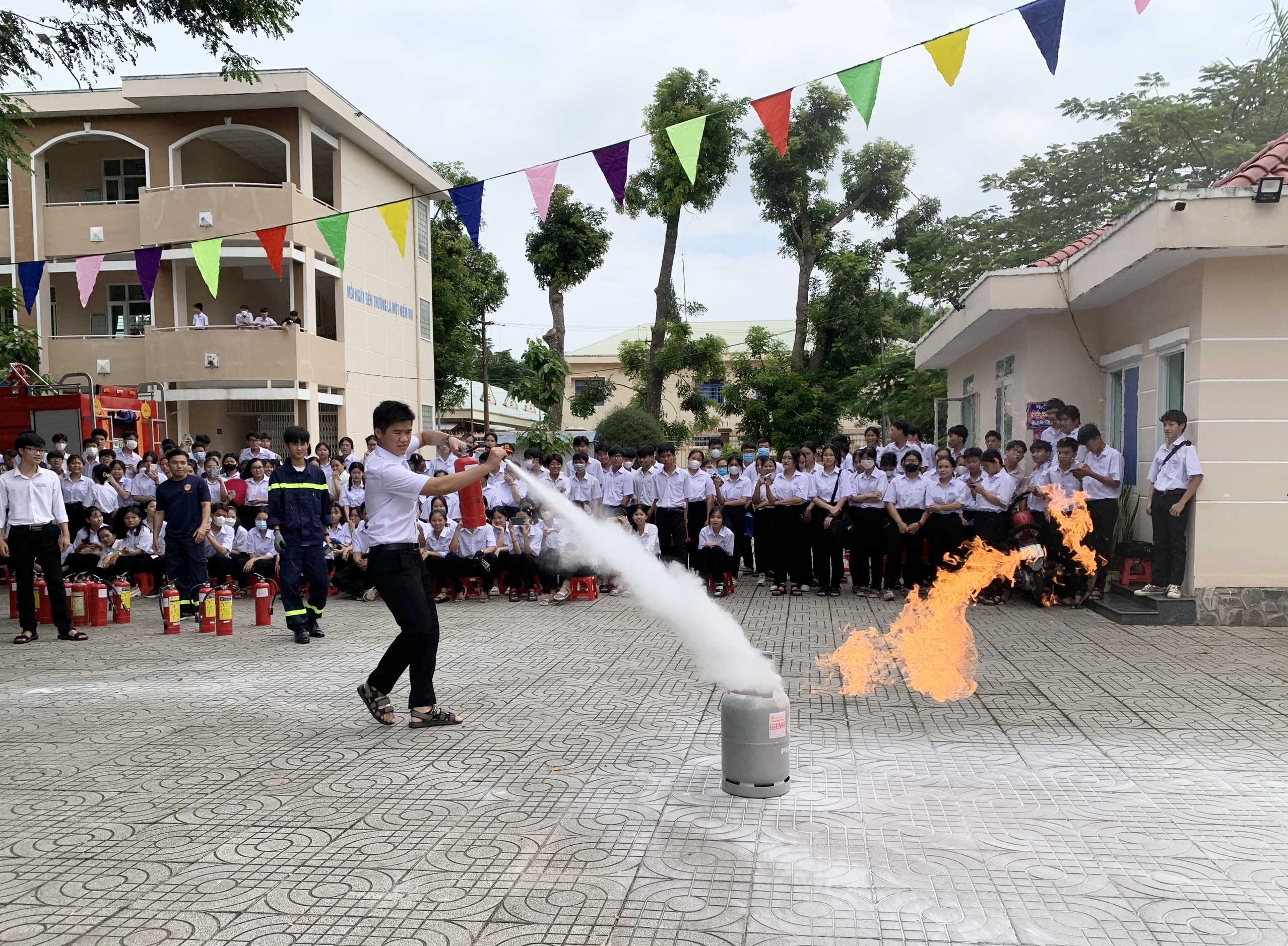 Học sinh Trường THPT Nguyễn Du thực hành sử dùng bình chữa cháy và xử lý rò rỉ khí gas.