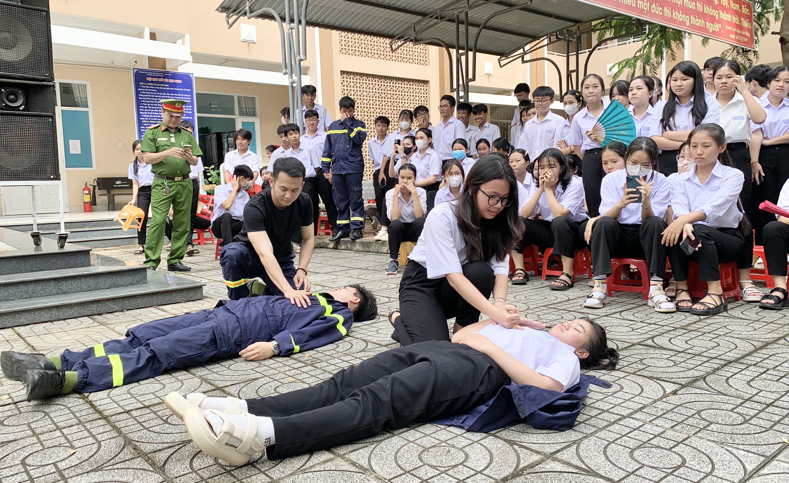 Cán bộ Đội PCCC và CNCH - Công an huyện Châu Đức hướng dẫn các em học sinh sơ cấp cứu nạn nhân. 