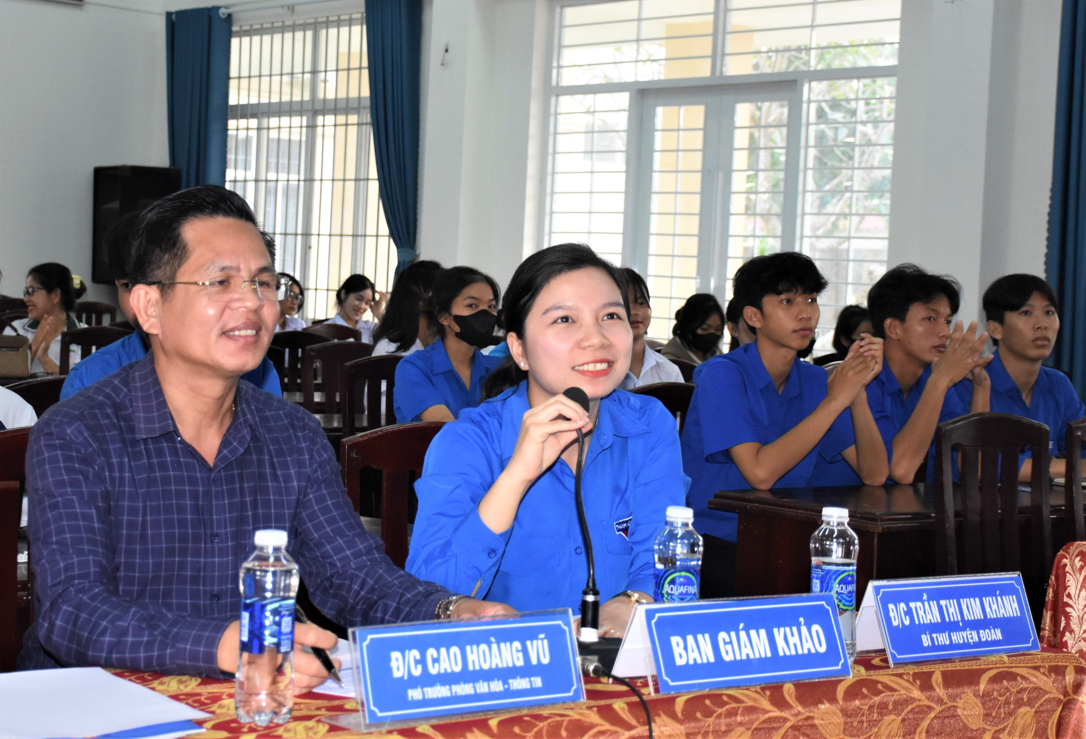 Ban giám khảo đặt câu hỏi cho các đội tại hội thi.
