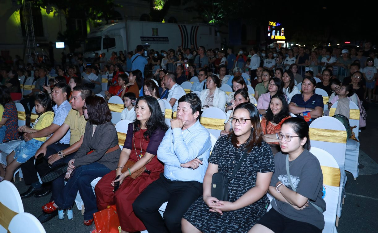 Sự kiện thu hút được đông đảo người dân và du khách đón xem.