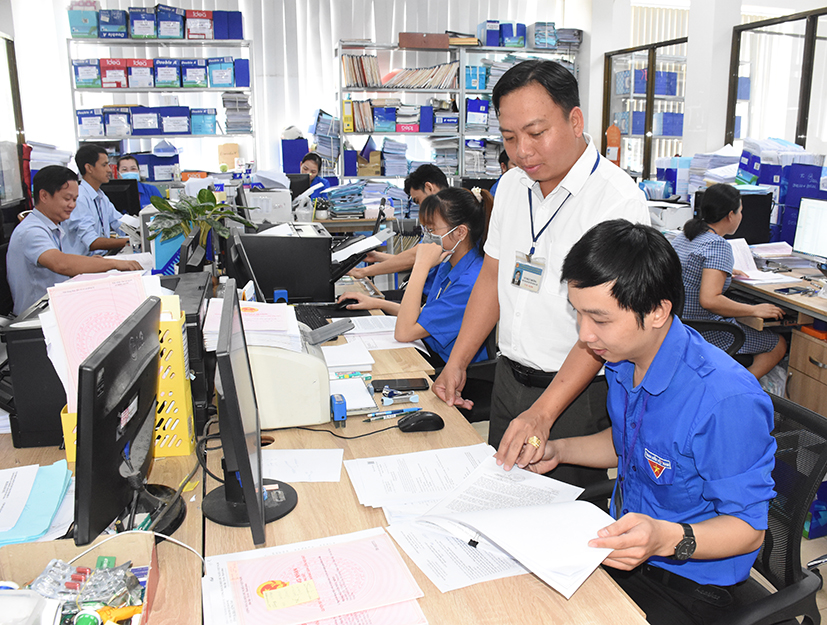 Chỉ trong 4 ngày kể từ khi QĐ 44 có hiệu lực, toàn tỉnh có 738 hồ sơ tách thửa. Trong ảnh: Cán bộ Văn phòng Đăng ký đất đai huyện Châu Đức xử lý hồ sơ đất cho người dân.