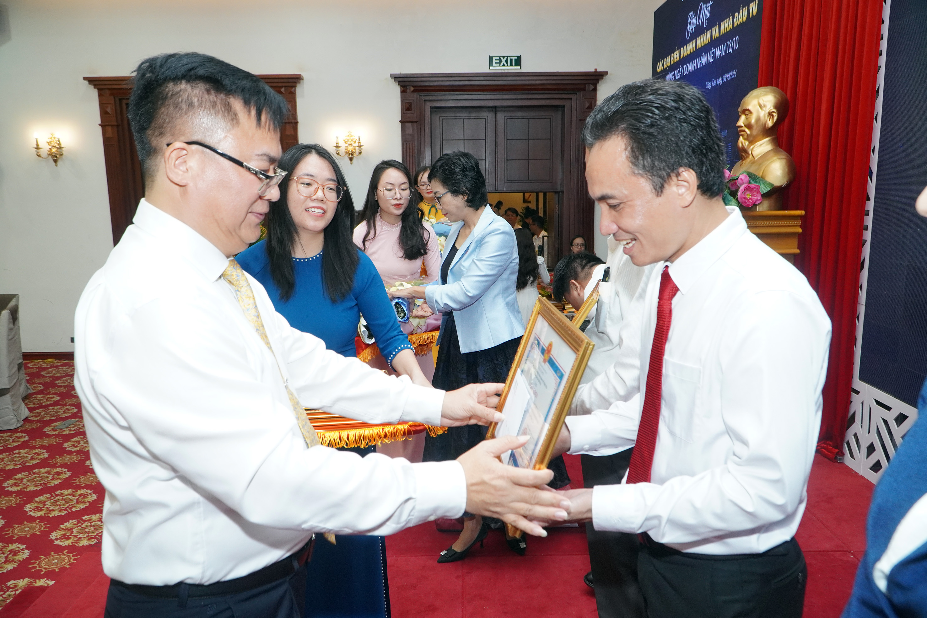 Lãnh đạo TP. Vũng Tàu tặng Giấy khen cho tập thể có thành tích xuất sắc trong sản xuất, kinh doanh, an sinh xã hội.