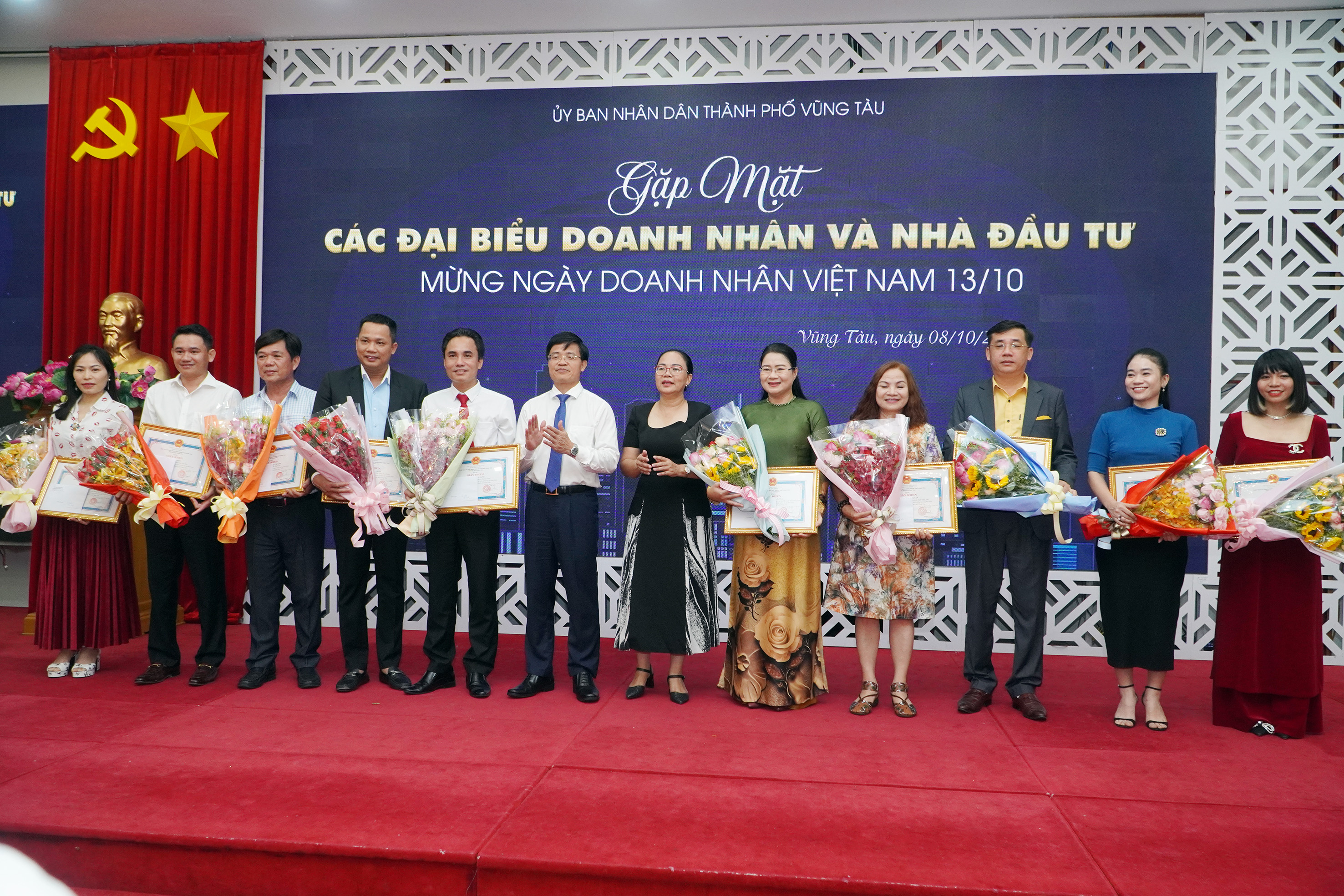 Lãnh đạo TP. Vũng Tàu tặng Giấy khen cho cá nhân có thành tích xuất sắc trong sản xuất, kinh doanh, an sinh xã hội.