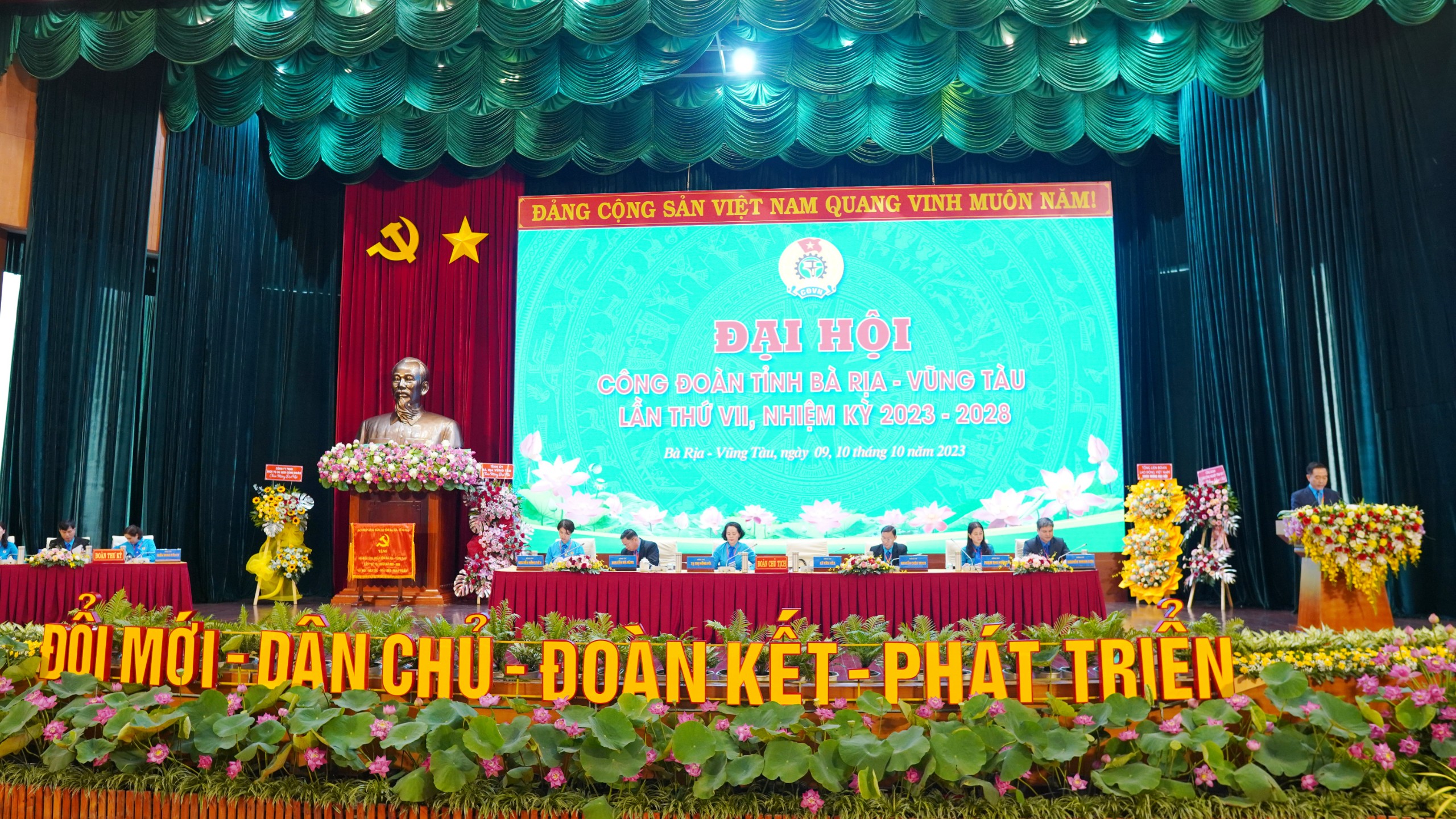 Đoàn chủ tịch chủ trì phiên làm việc thứ nhất