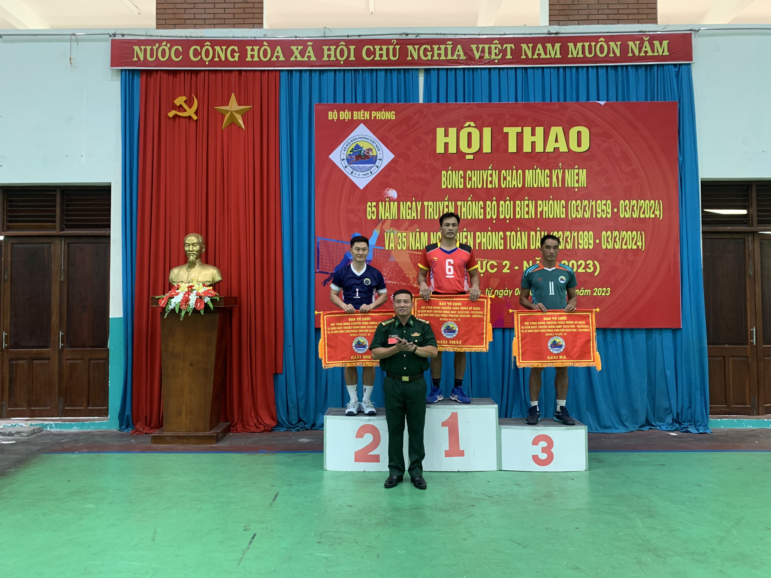 Ban tổ chức trao giải Nhất, Nhì, Ba cho các đội đoạt giải.