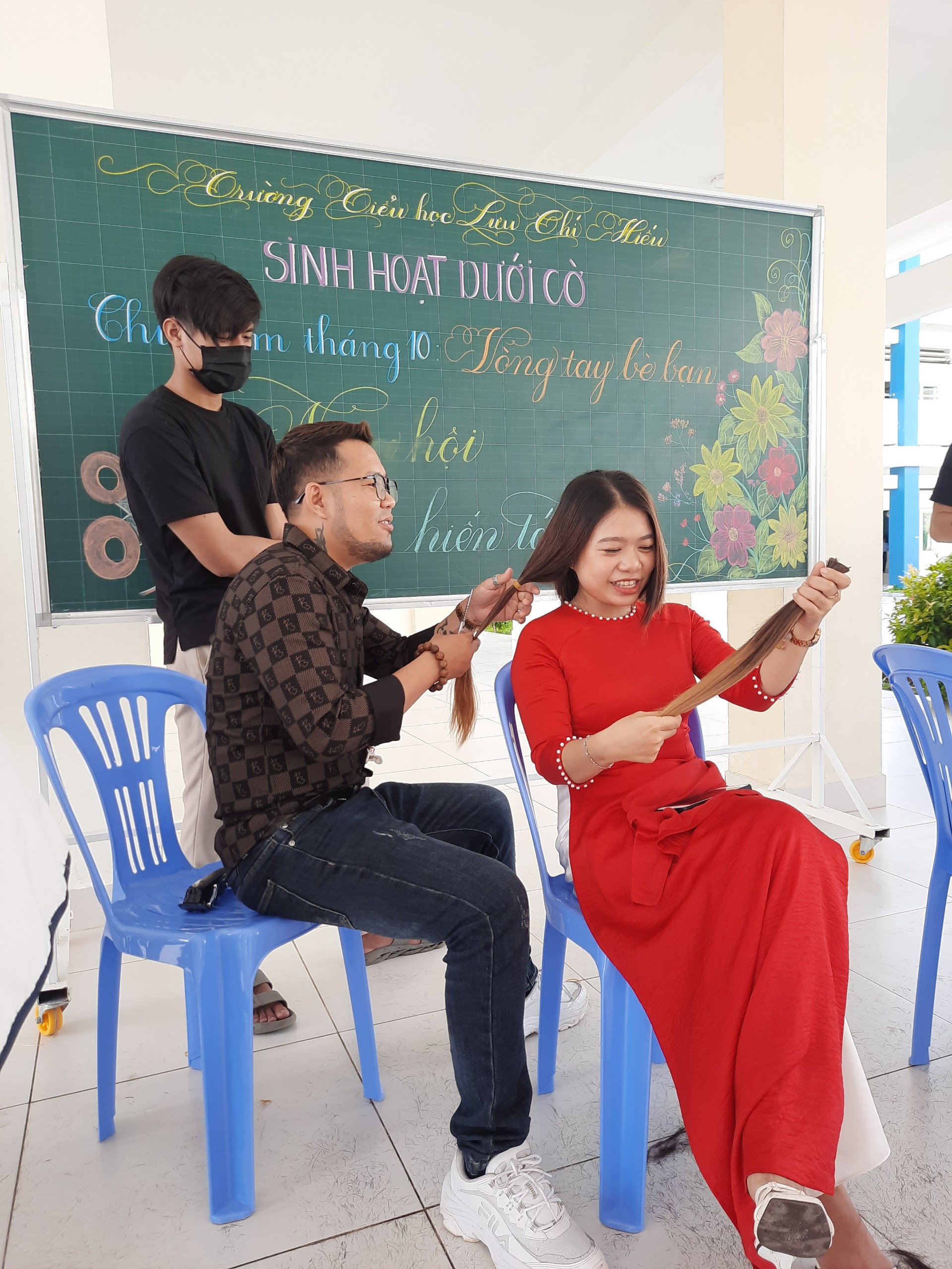 GV Trường TH Lưu Chí Hiếu tham gia hiến tóc tại chương trình.